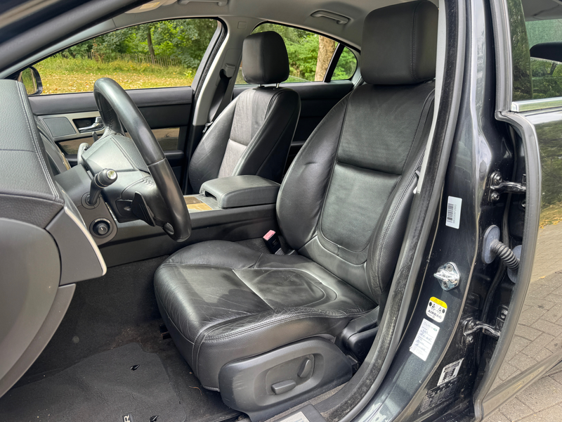 Jaguar XF XF 2.2 D Prestige — photo 8