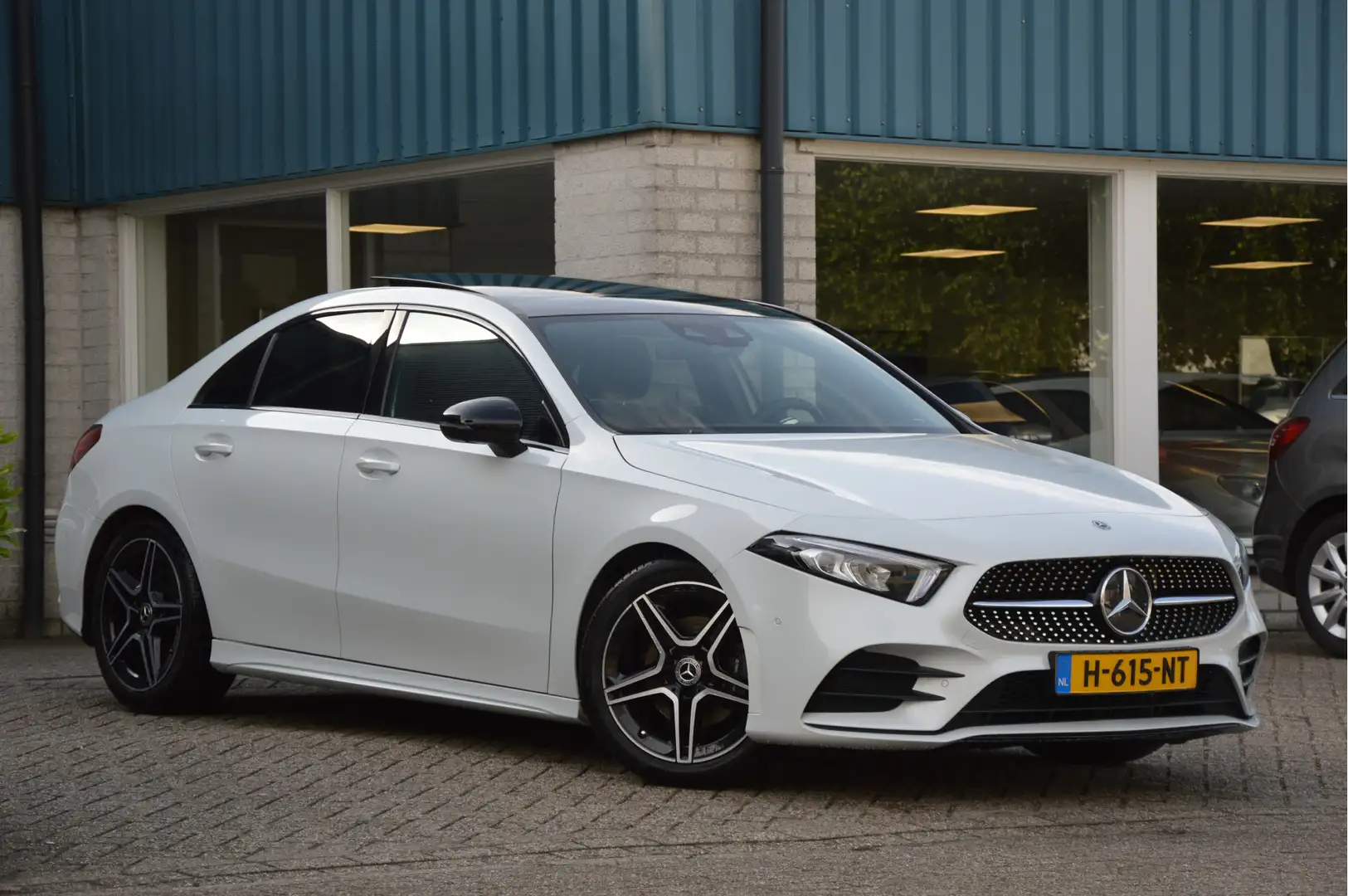 Mercedes-Benz A 200 AMG-LINE | PANODAK | SFEERVERL | BURMESTER | 360-C Blanc - 2