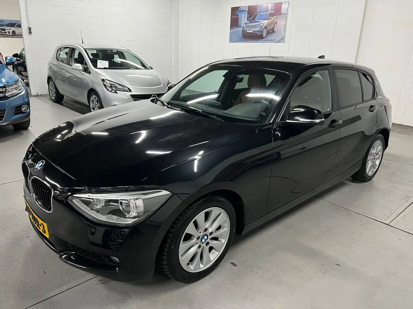 BMW 116 1-serie 116i Upgrade Edition LEDER / NAVIGATIE / X Schwarz - 2