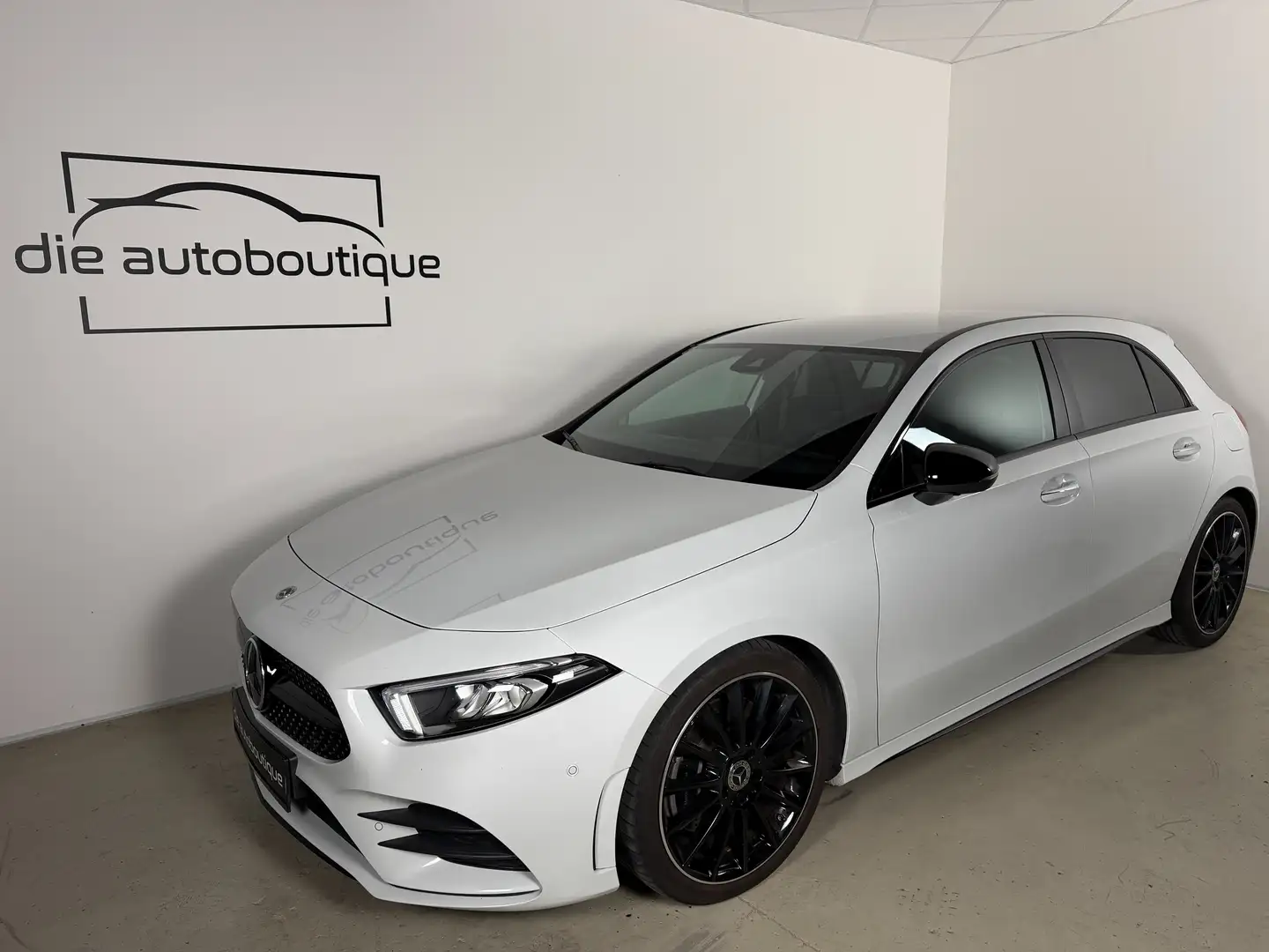 Mercedes-Benz A 250 AMG Line // Night Paket // 19'' // LED // Weiß - 1