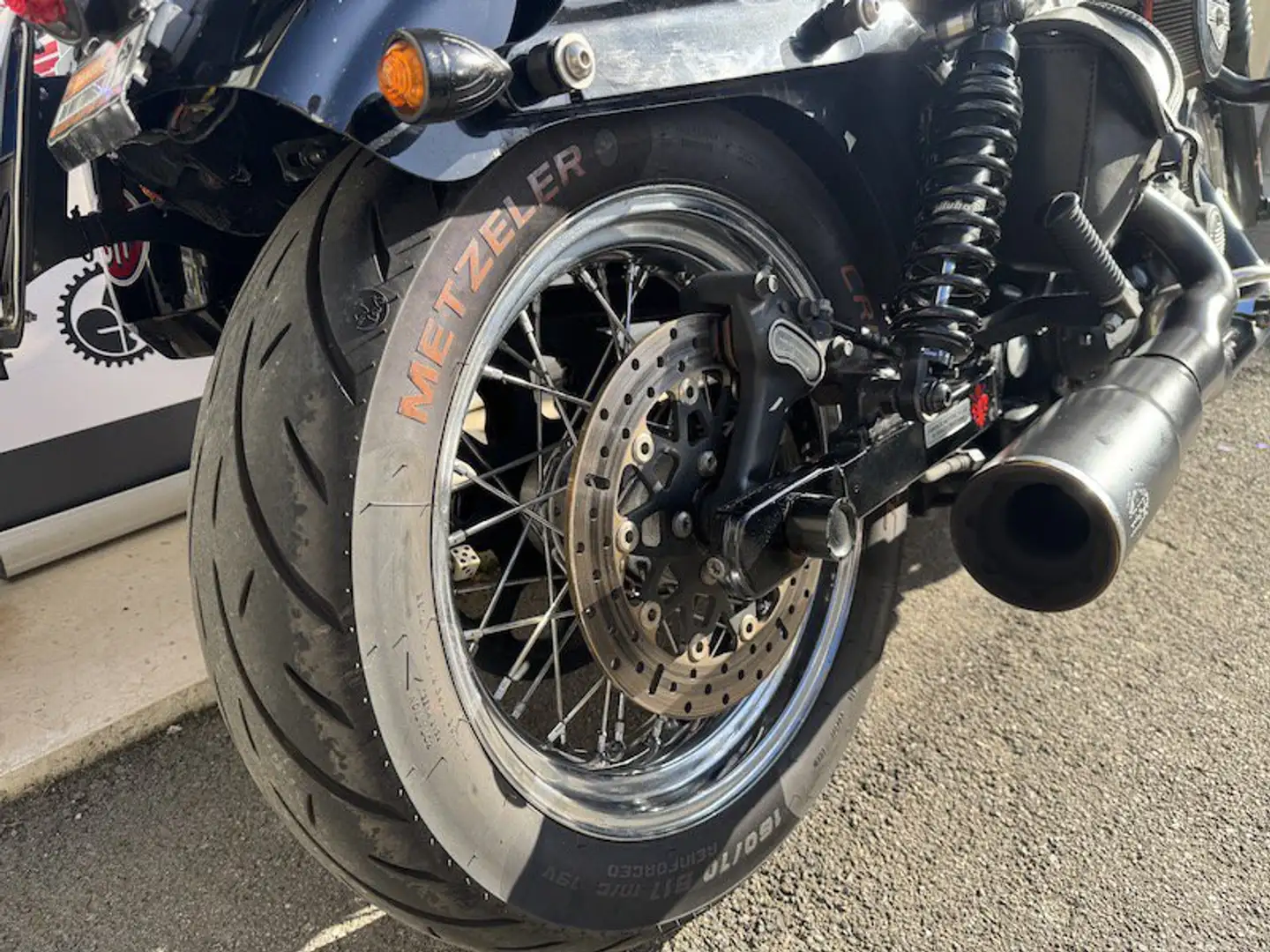 Harley-Davidson Dyna Street Bob 1450 - 2