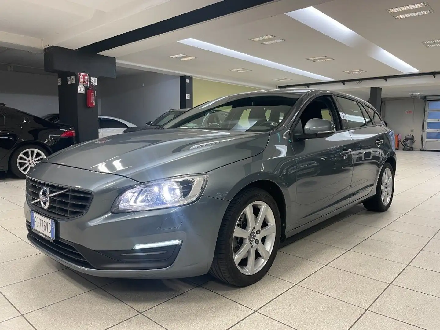 Volvo V60 D3 Geartronic Business EURO6b Gris - 1