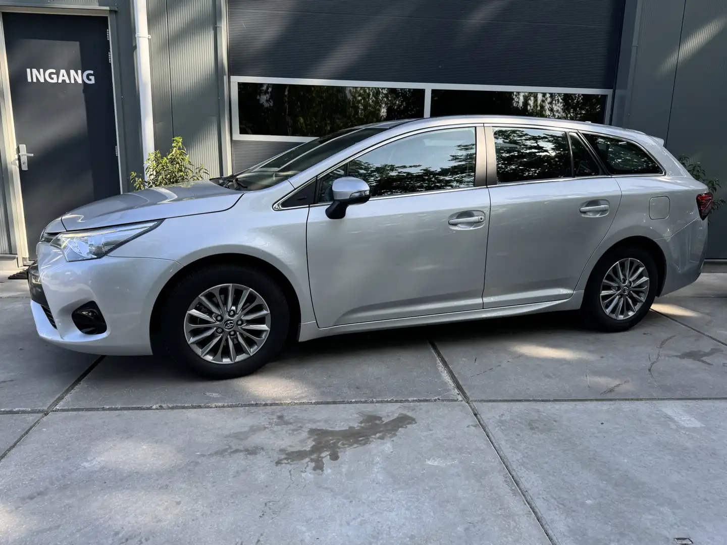 Toyota Avensis Touring Sports 1.8 VVT-i 147pk H6 Aspiration Navig Gris - 2