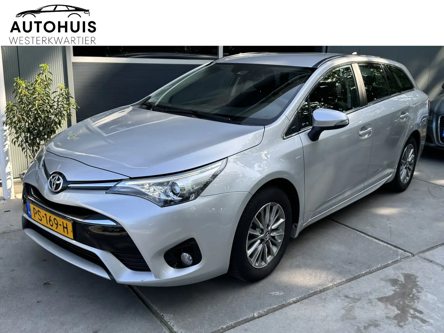 Toyota Avensis Touring Sports 1.8 VVT-i 147pk H6 Aspiration Navig Gris - 1