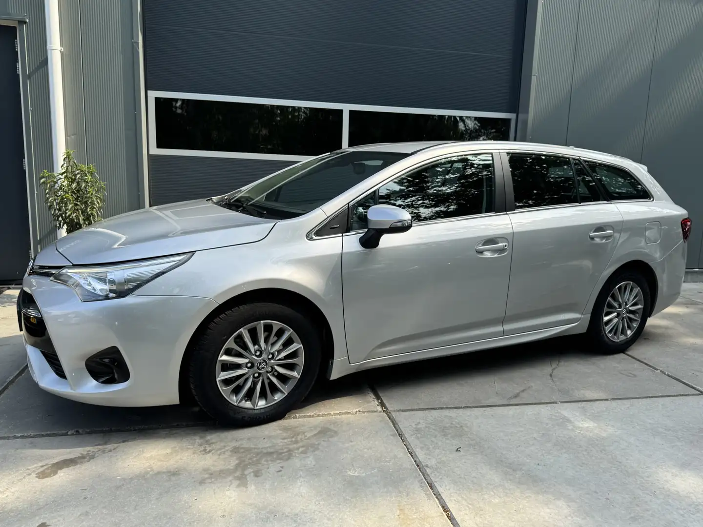 Toyota Avensis Touring Sports 1.8 VVT-i 147pk H6 Aspiration Navig Grigio - 2