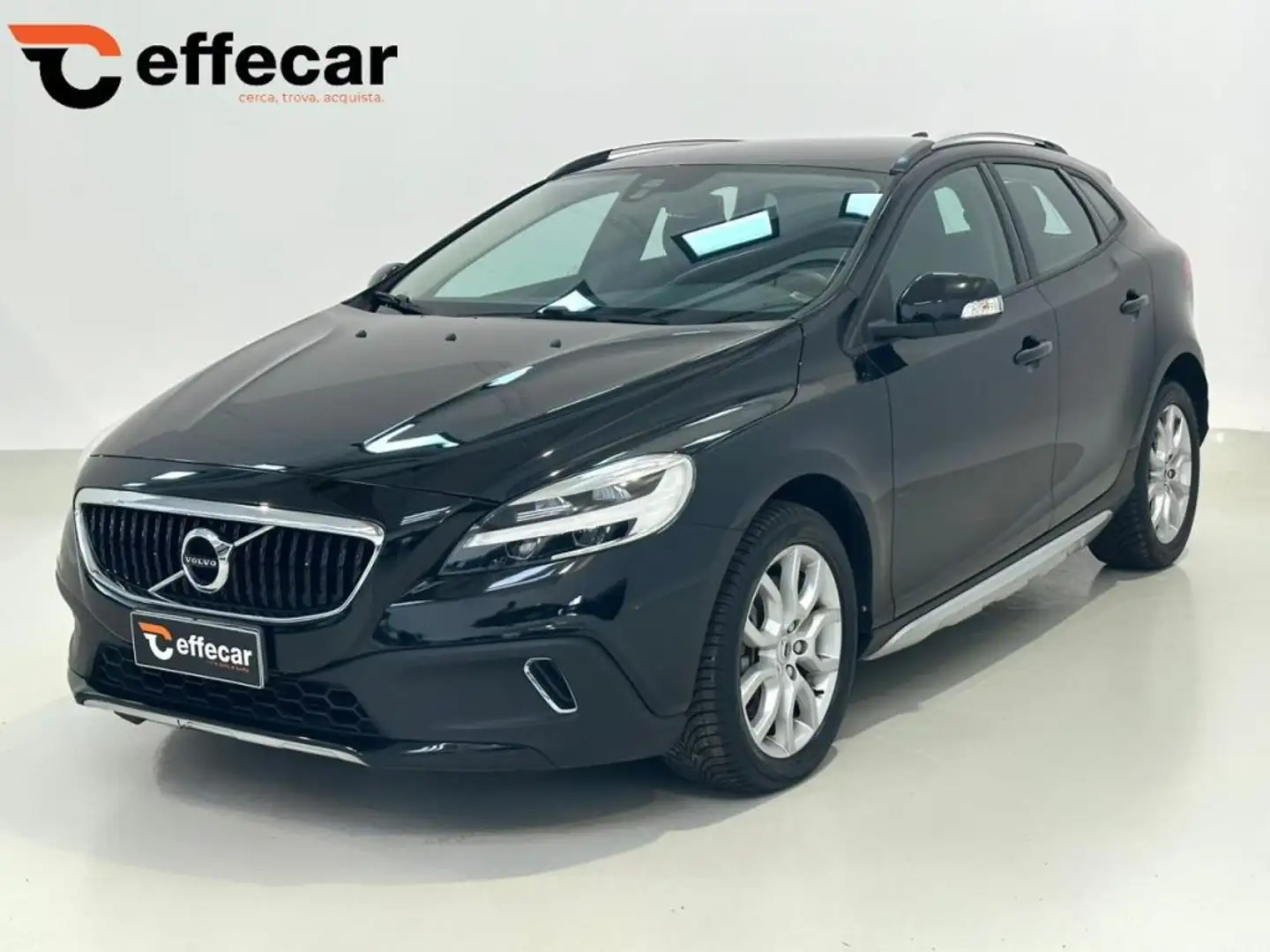 Volvo V40 Cross Country D2 AUTOCARRO Noir - 1