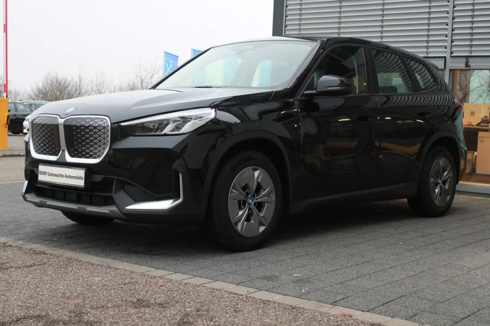 BMW iX1 xDrive30 Navi LED AHK Kamera SH DrivAssistan Schwarz - 1