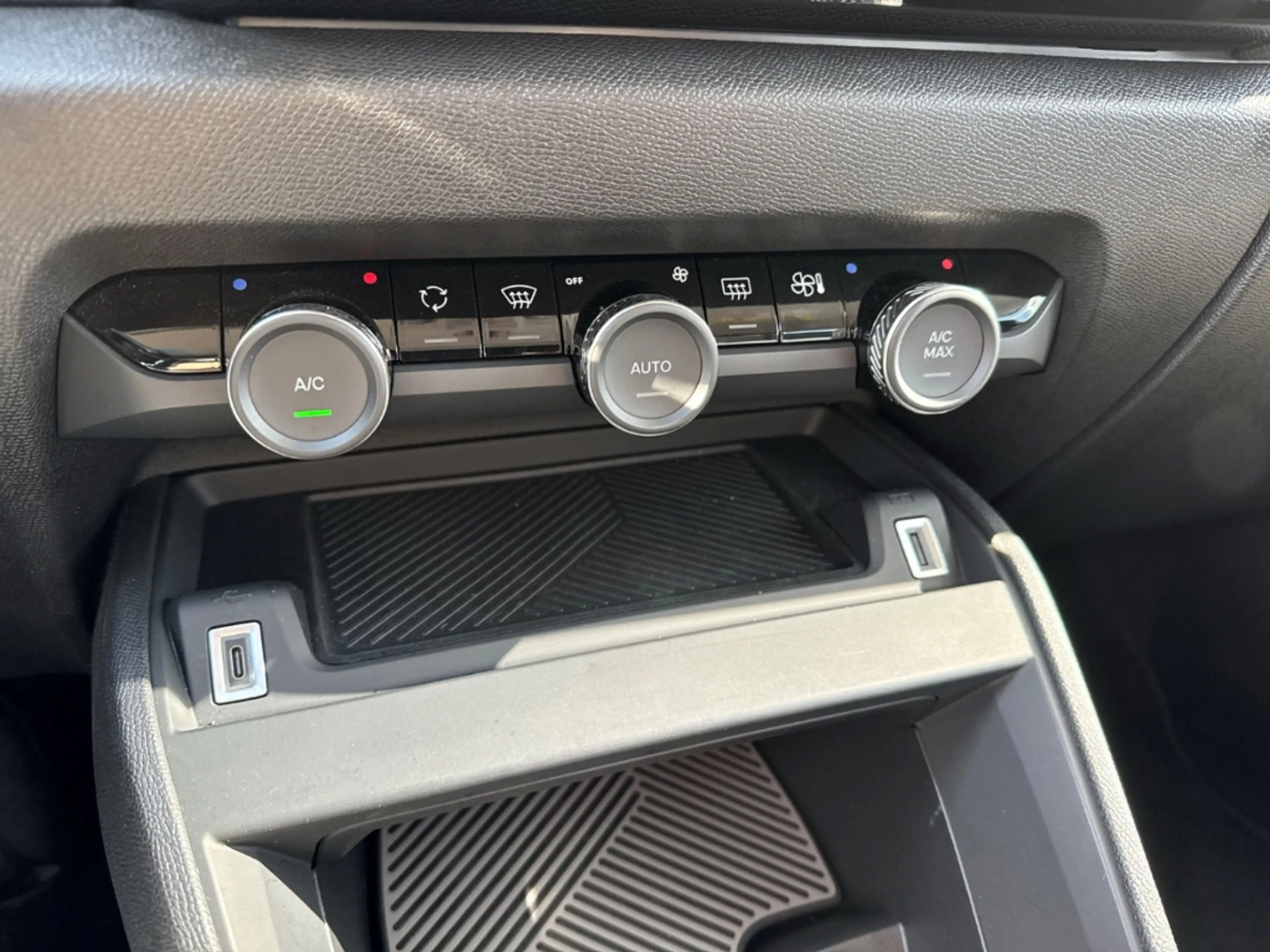 Citroen C4 Hybrid 100 e-DSC6 Winter + Sommerräder Apple CarPl — photo 14