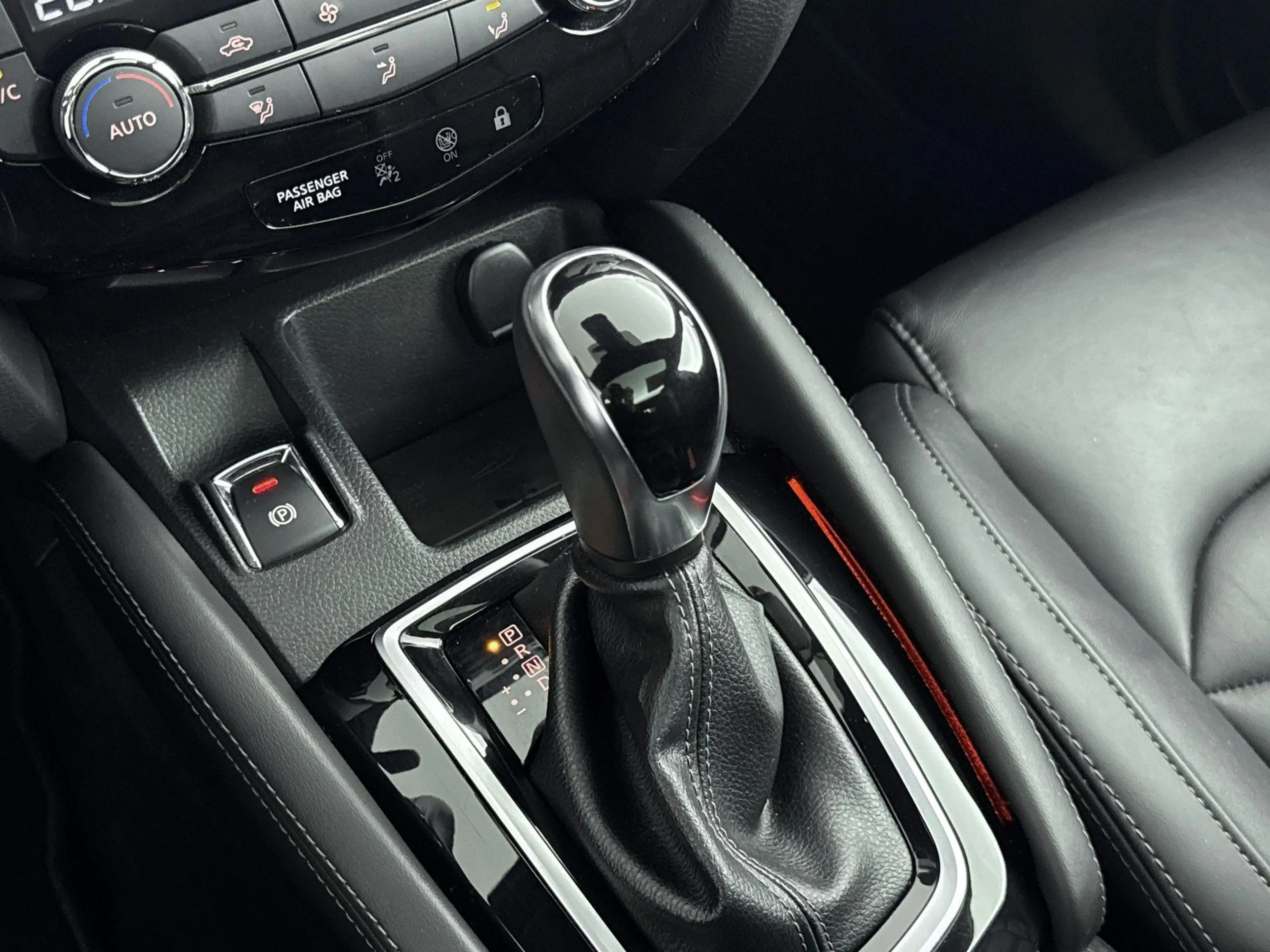 Nissan Qashqai 1.3 DIG-T Tekna + | Ledere bekleding | Navigatie | — photo 14