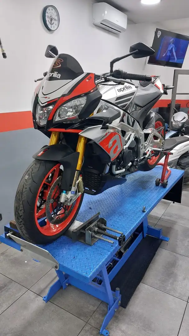 Aprilia Tuono factory Zilver - 1