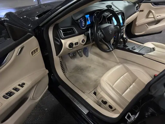 Maserati Ghibli view 10