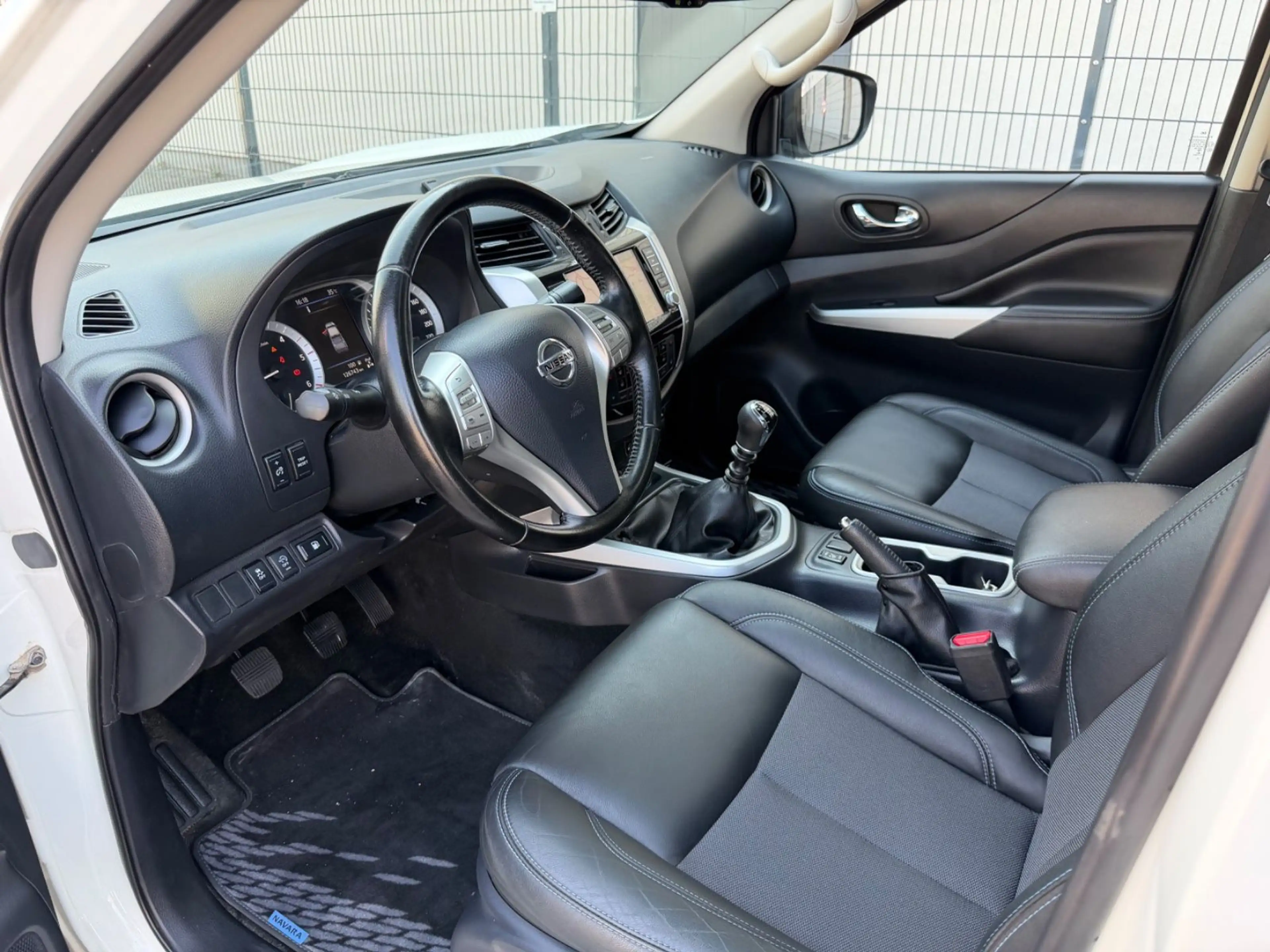 Nissan Navara NP300 N-Guard Double Cab 4x4 KAMERA/NAVI — photo 5