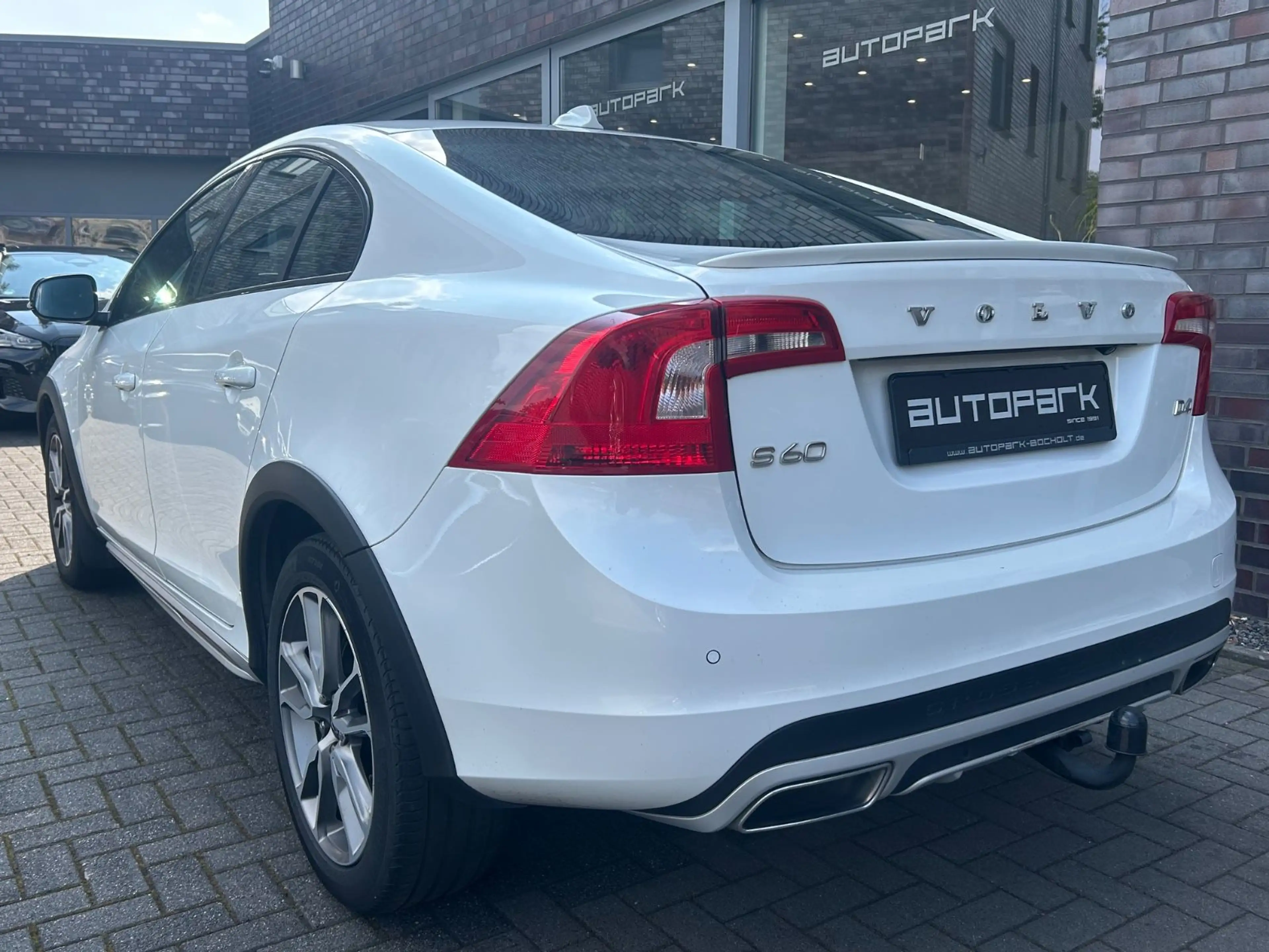 Volvo S60 Cross Country D4 Summum Sensus AHK R-CAM ACC — photo 9