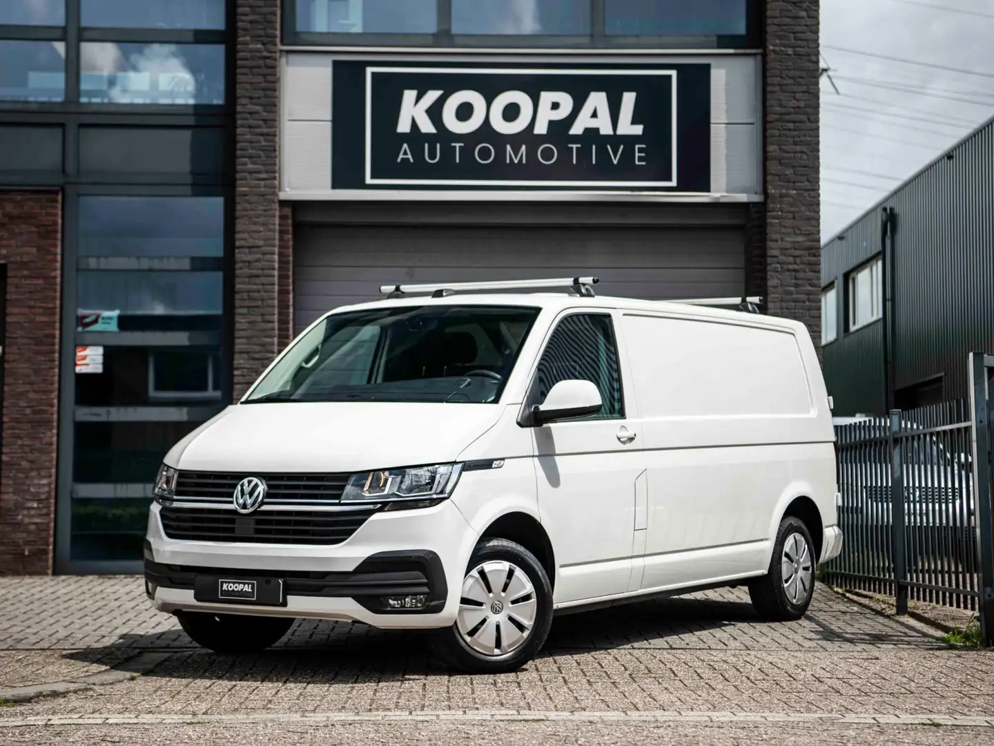 Volkswagen Transporter 2.0 TDI L2H1 | Trekhaak | Cruise | Carplay | Navi Wit - 1