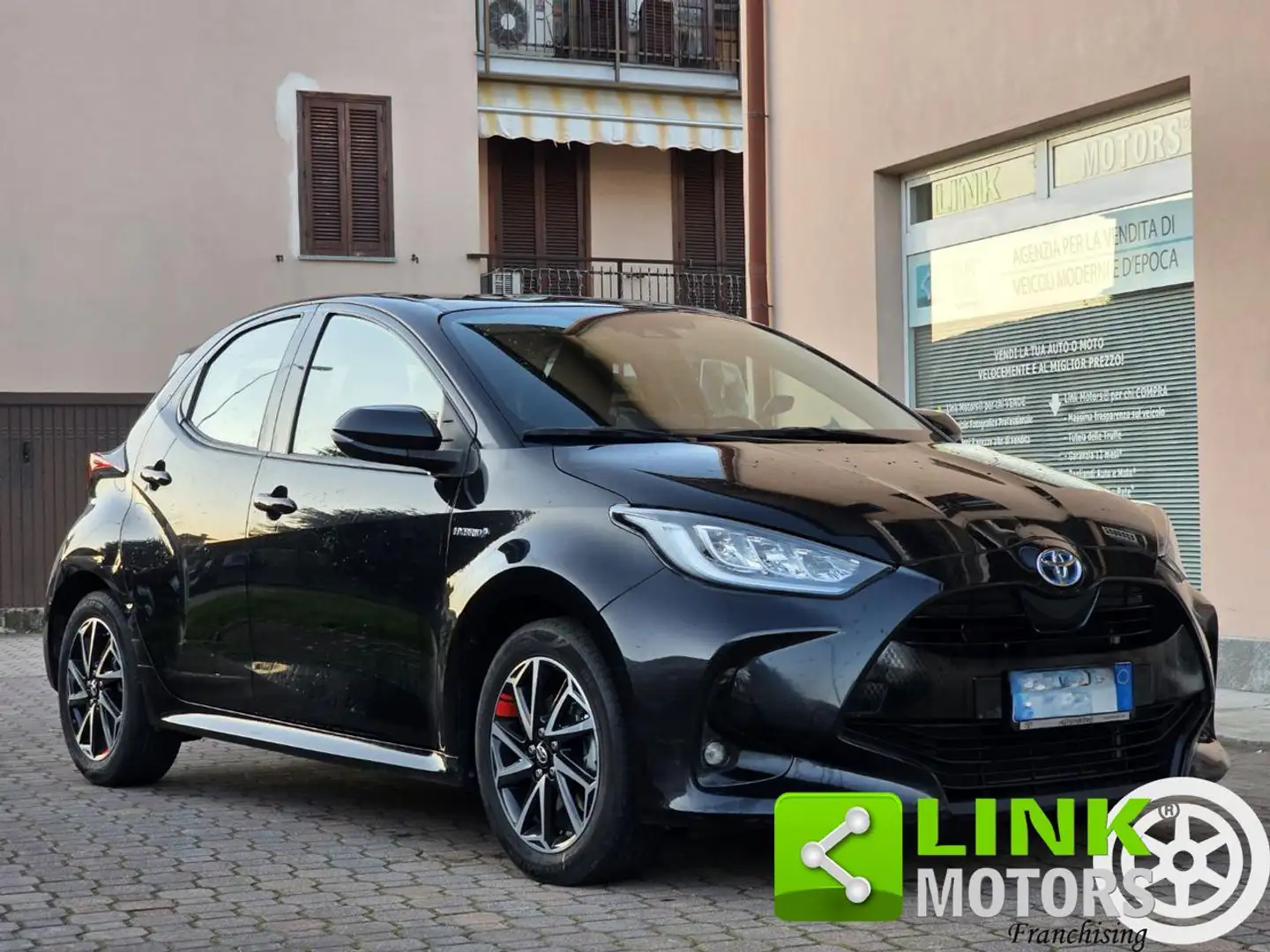 Toyota Yaris 1.5 Hybrid Trend Schwarz - 1