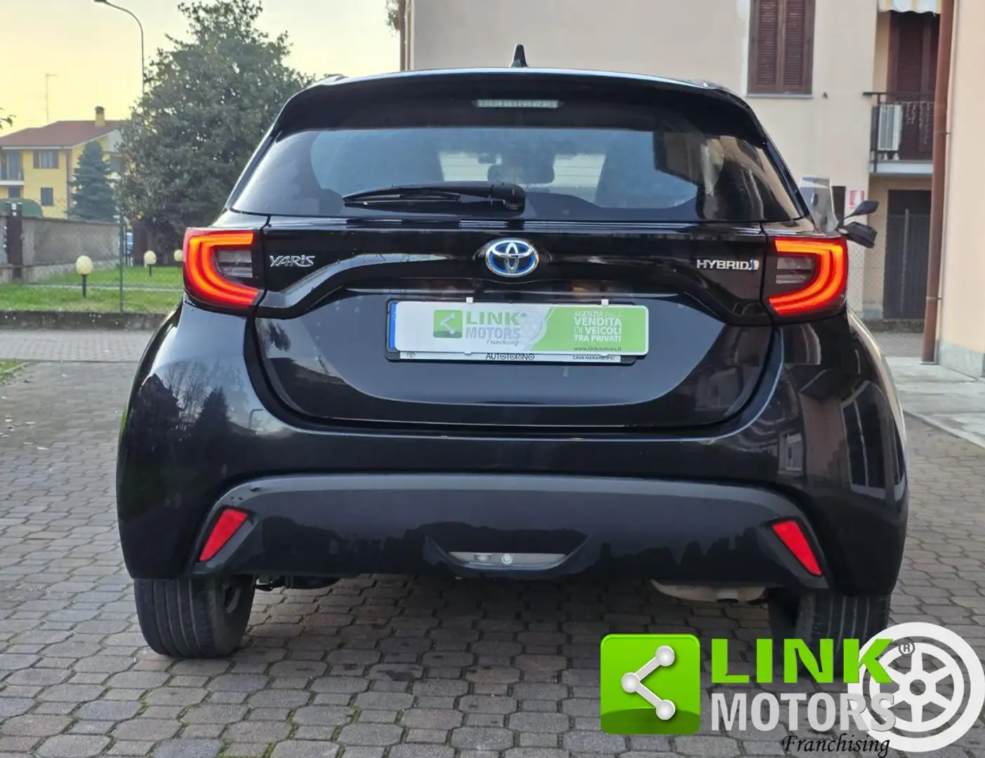 Toyota Yaris 1.5 Hybrid Trend Schwarz - 2