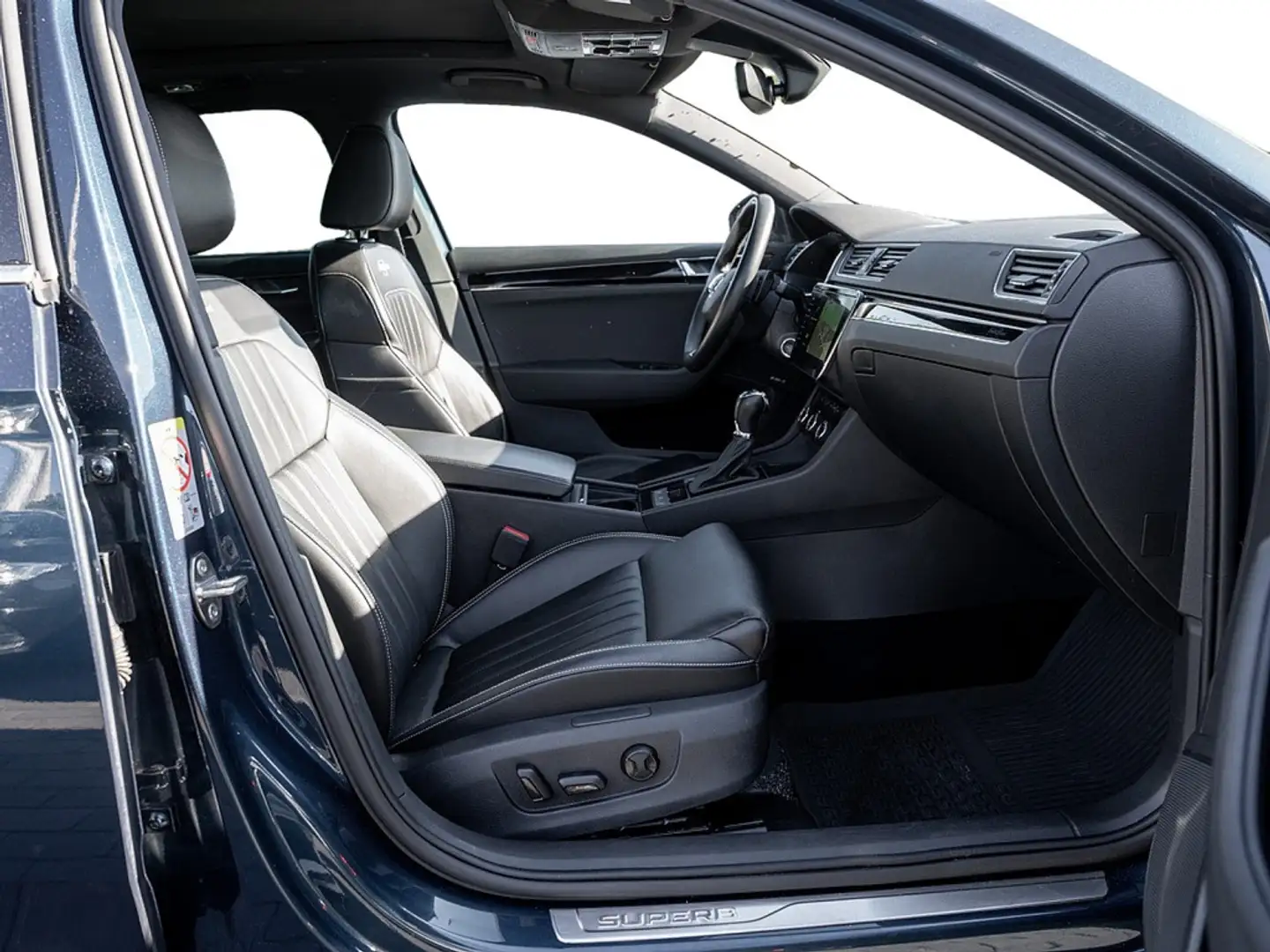 Skoda Superb Combi 2.0 TDI L&K 4x4 AHK PANO STHZG 3 Bleu - 2