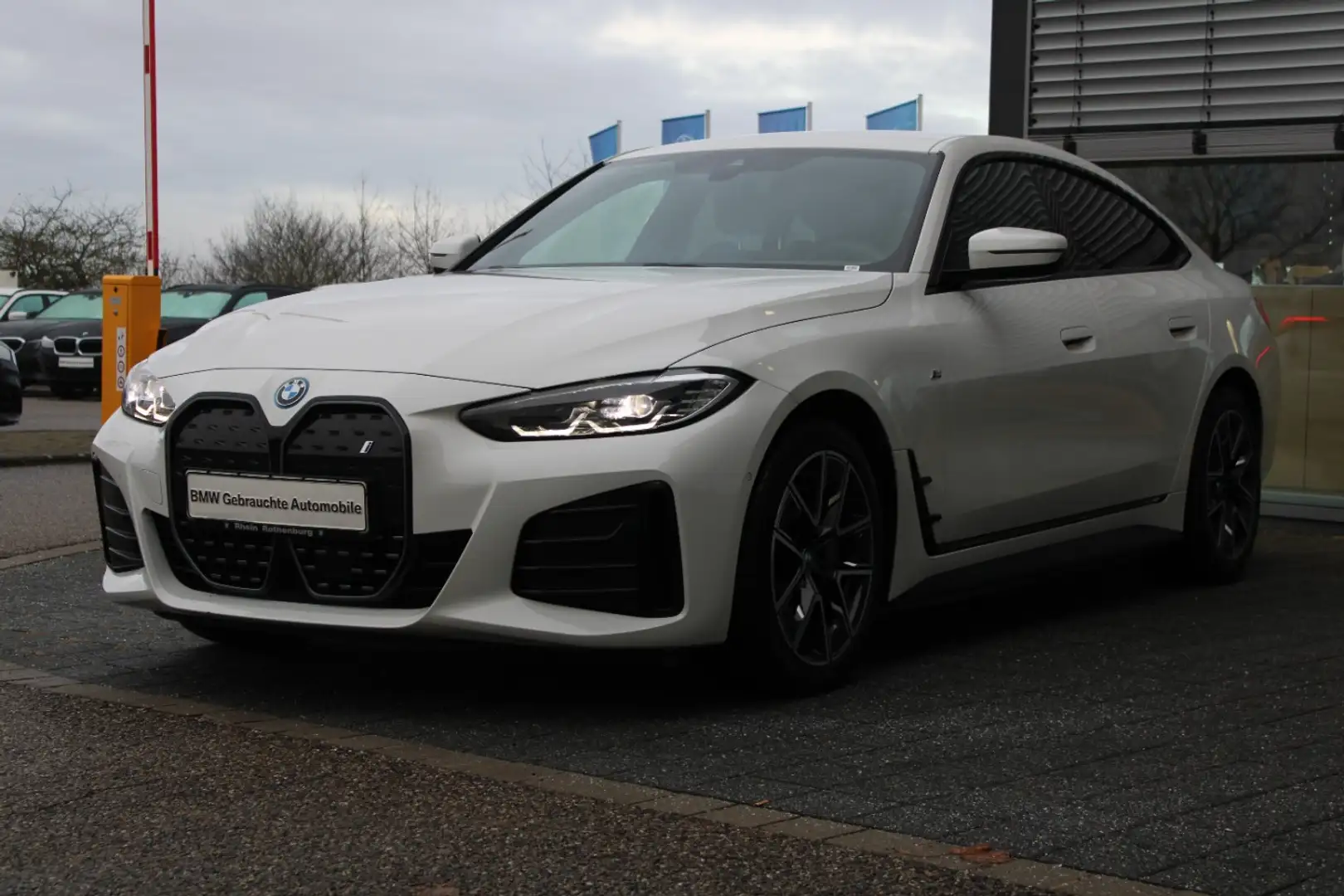 BMW i4 eDrive35 GranCoupe M Sportpaket Navi ACC Cam Weiß - 1