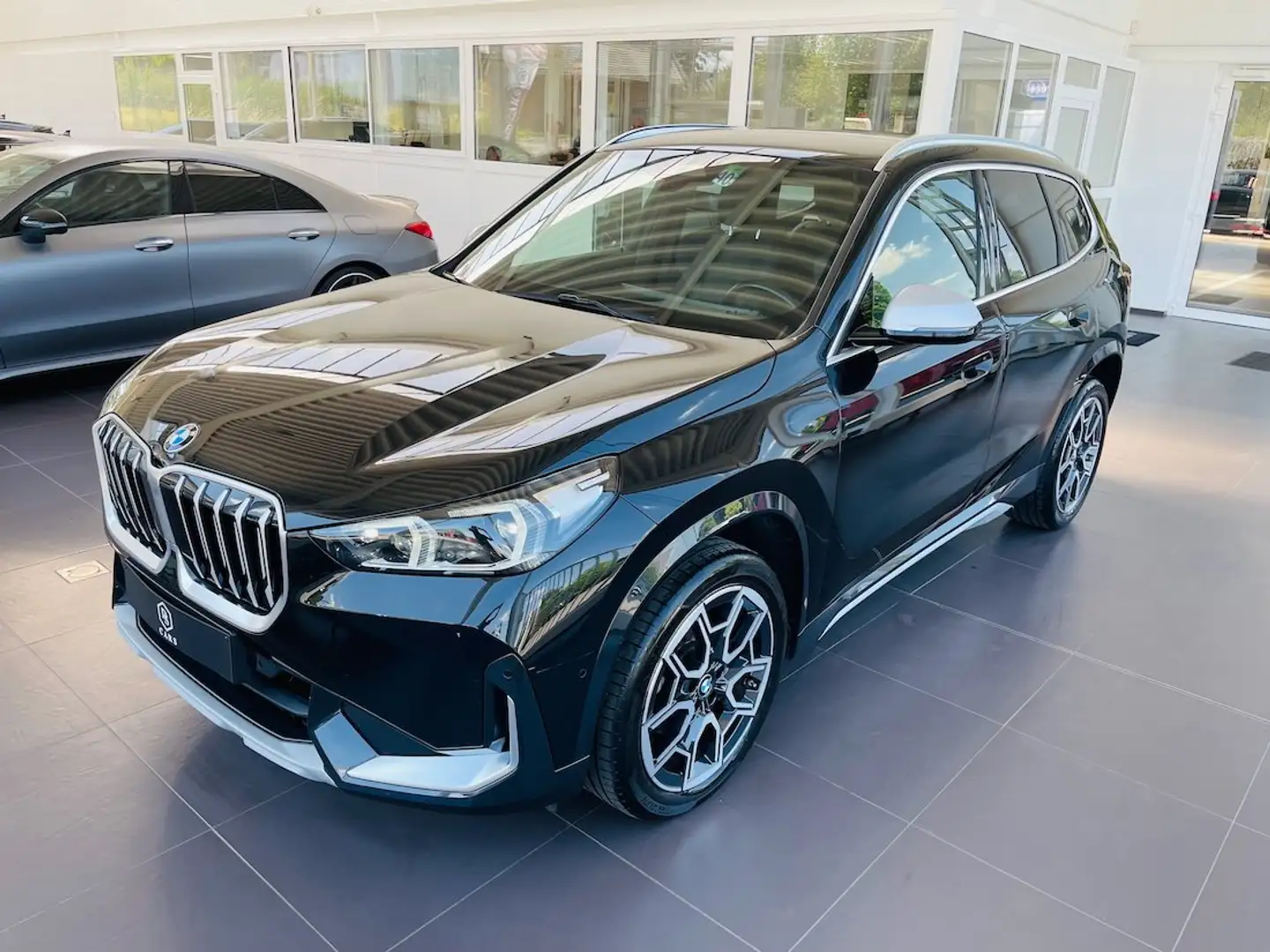 BMW X1 1.5i A ** GARANTIE + X-LINE + LED + CUIR + GPS ** Noir - 2