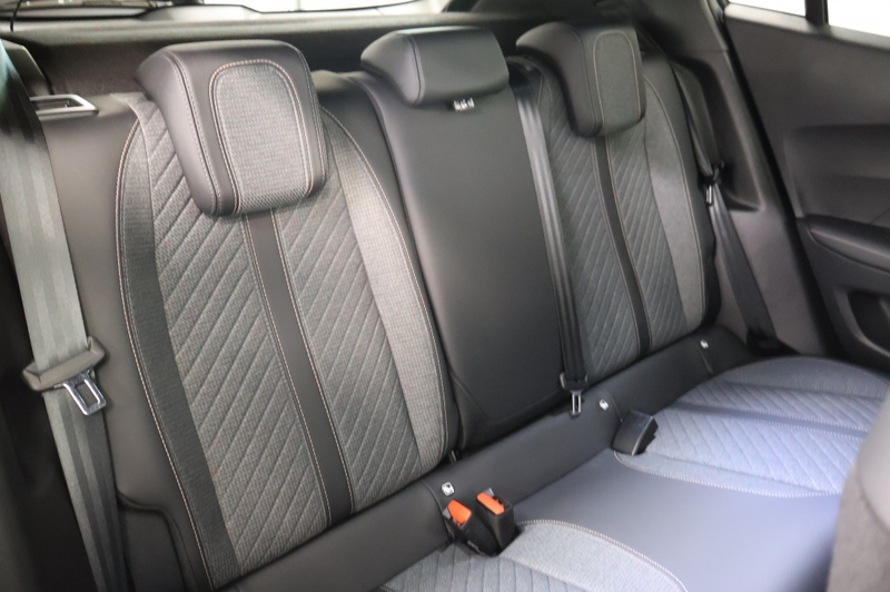 Peugeot 2008 1.2 Hybride 145 Allure | 360 Camera | Luxe — photo 14