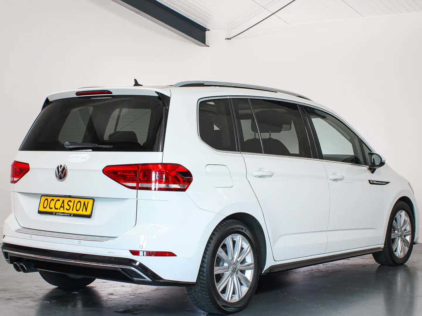 Volkswagen Touran 1.4 TSI Highline R-line, 7-Persoons, Panoramadak, Wit - 2