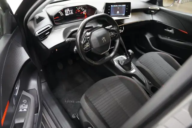 Peugeot 208 view 11