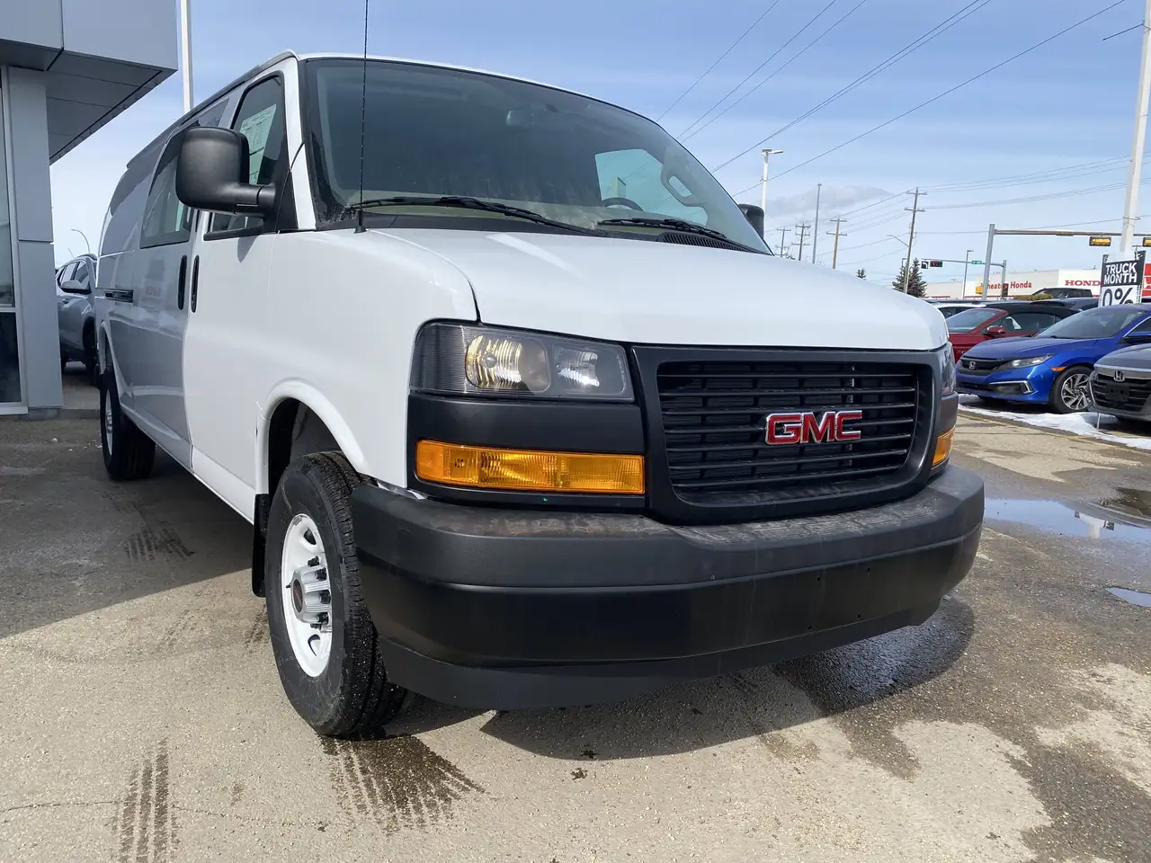 GMC Savana снимка GMC Savana