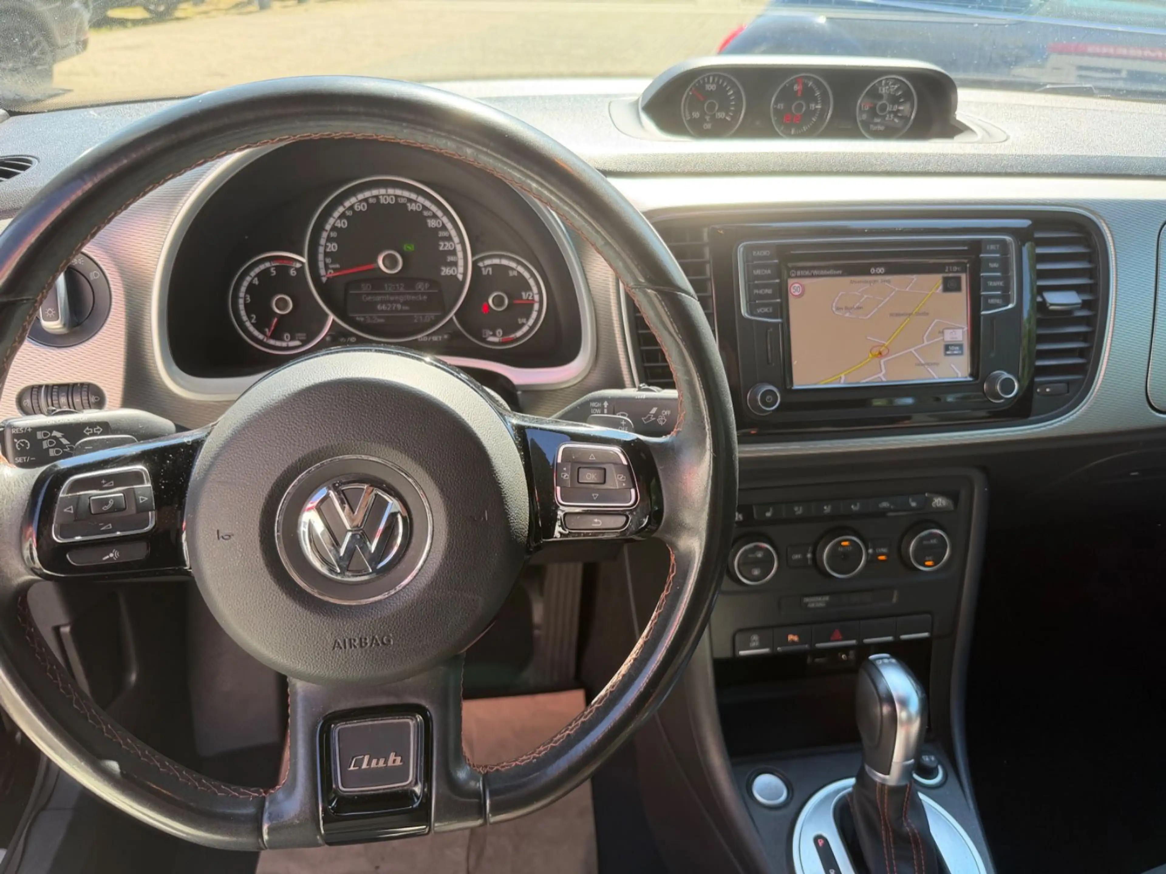 Volkswagen Beetle Cabriolet Club BMT Sport Xenon DSG 20" Si — photo 6