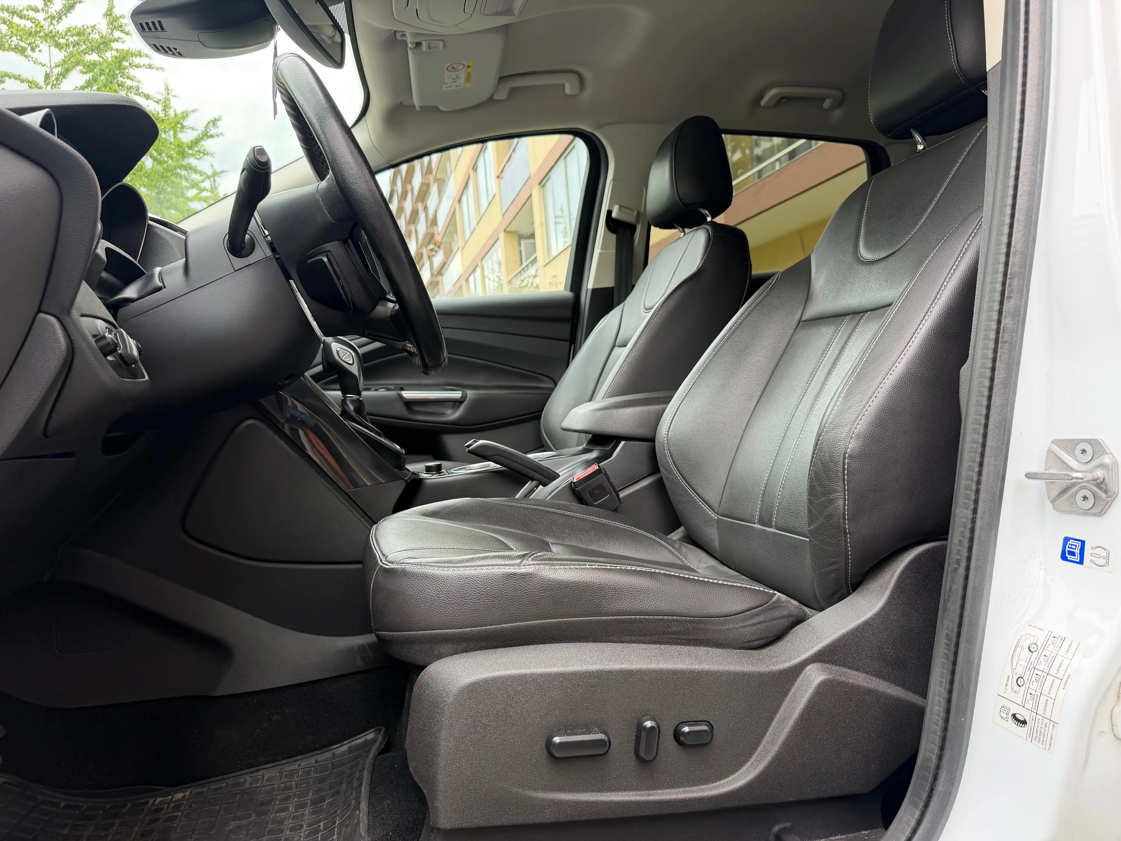 Ford Kuga Kuga 1.5 Titanium / automatique / Cuir / Gps …. — photo 9