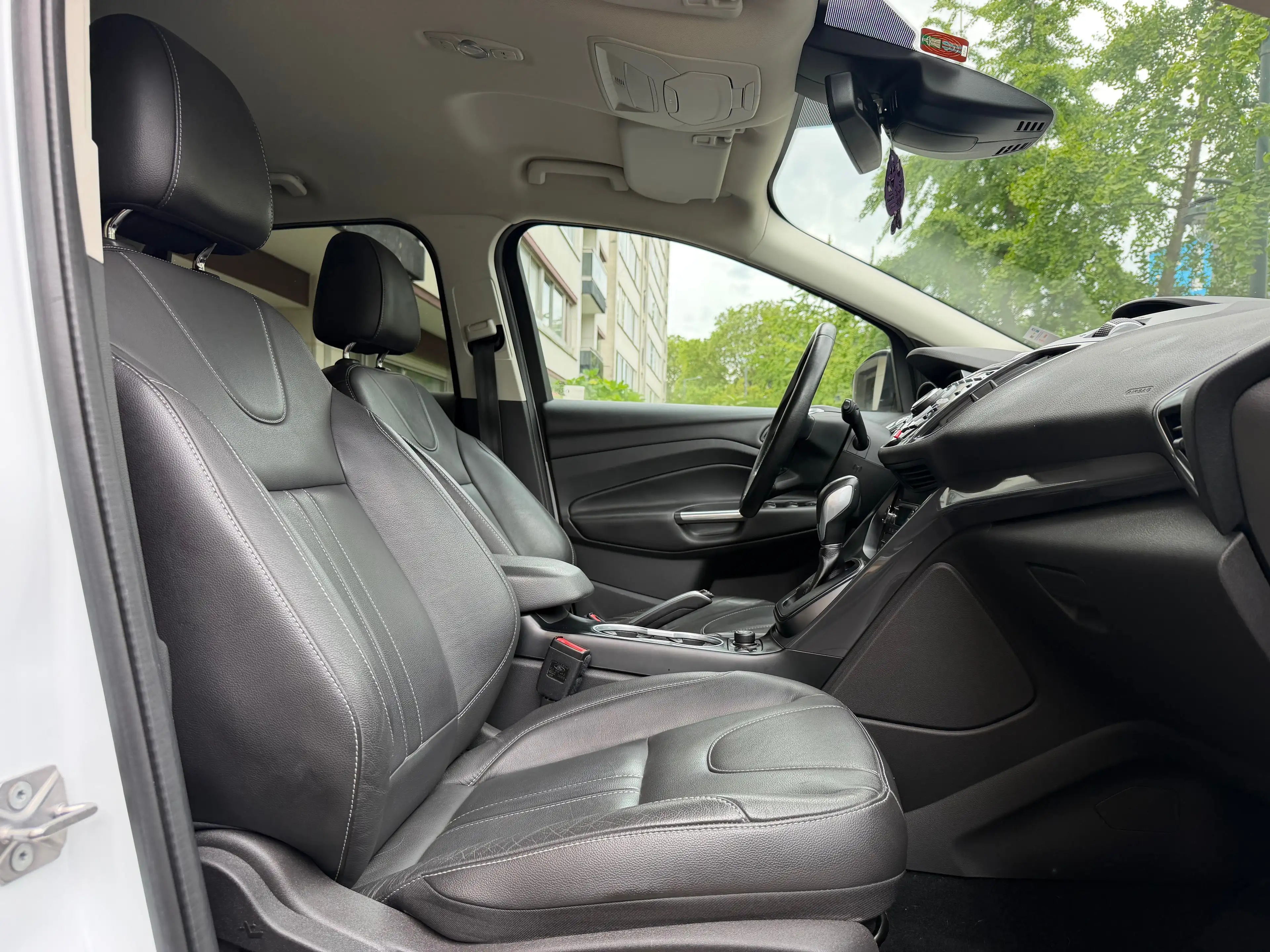 Ford Kuga Kuga 1.5 Titanium / automatique / Cuir / Gps …. — photo 12