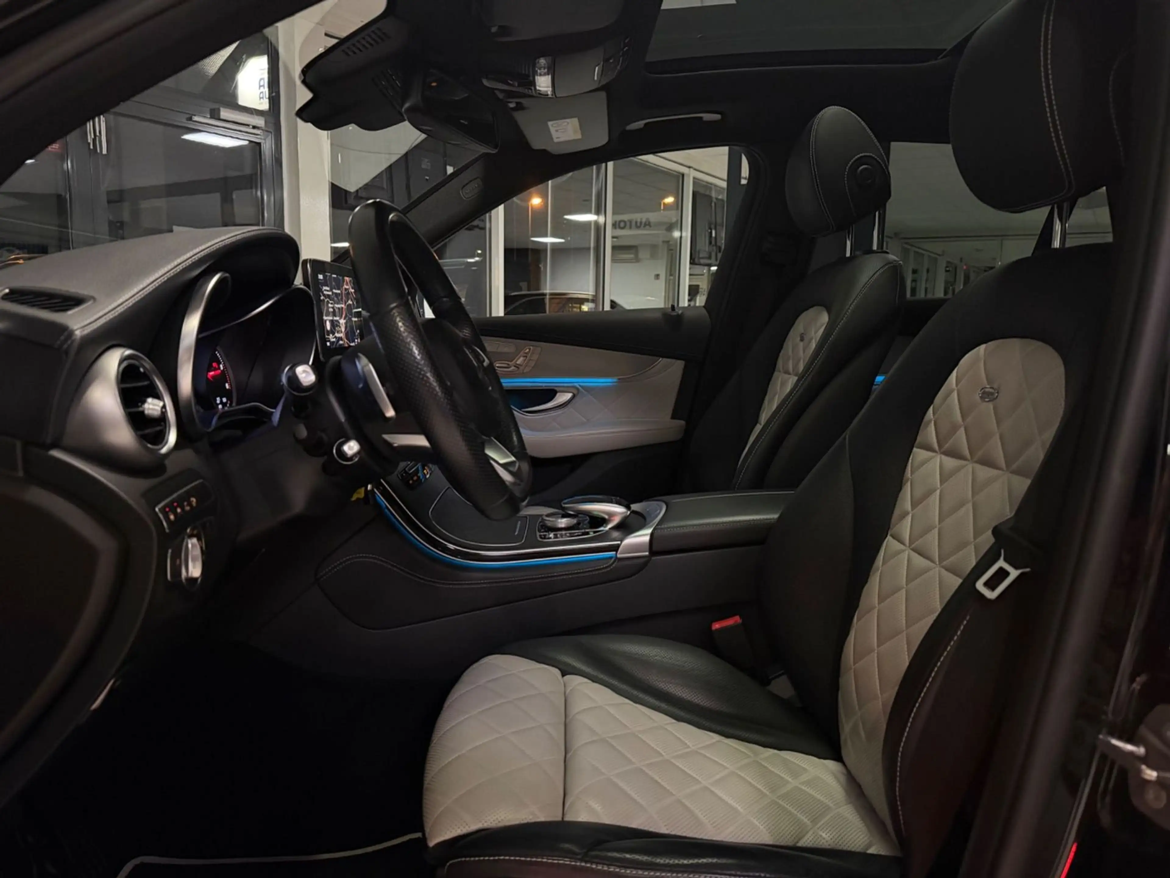 Mercedes-Benz GLC 350 AMG 4M PANO DESIGNO AIRMATIC BURMESTER — photo 24