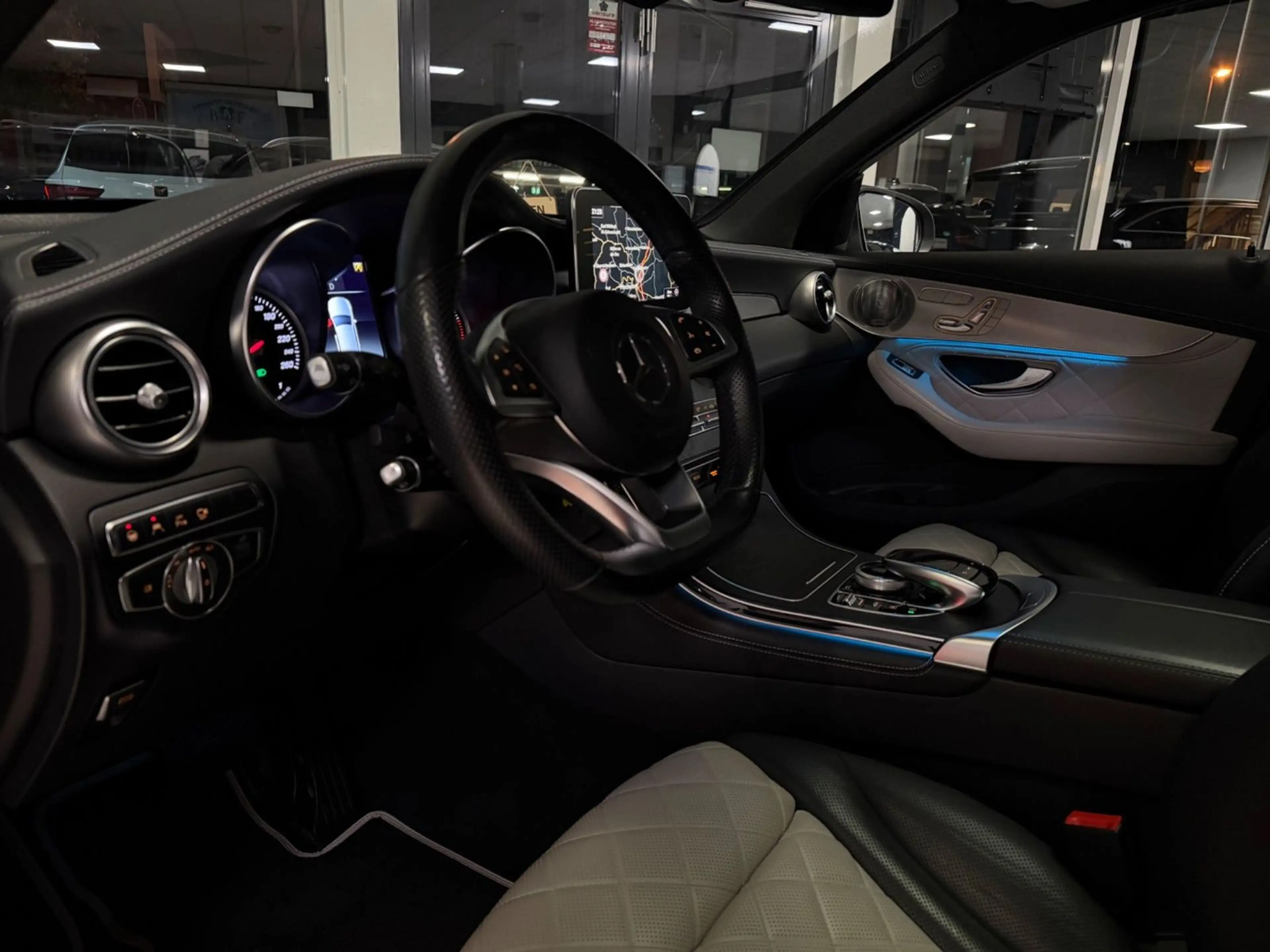 Mercedes-Benz GLC 350 AMG 4M PANO DESIGNO AIRMATIC BURMESTER — photo 22