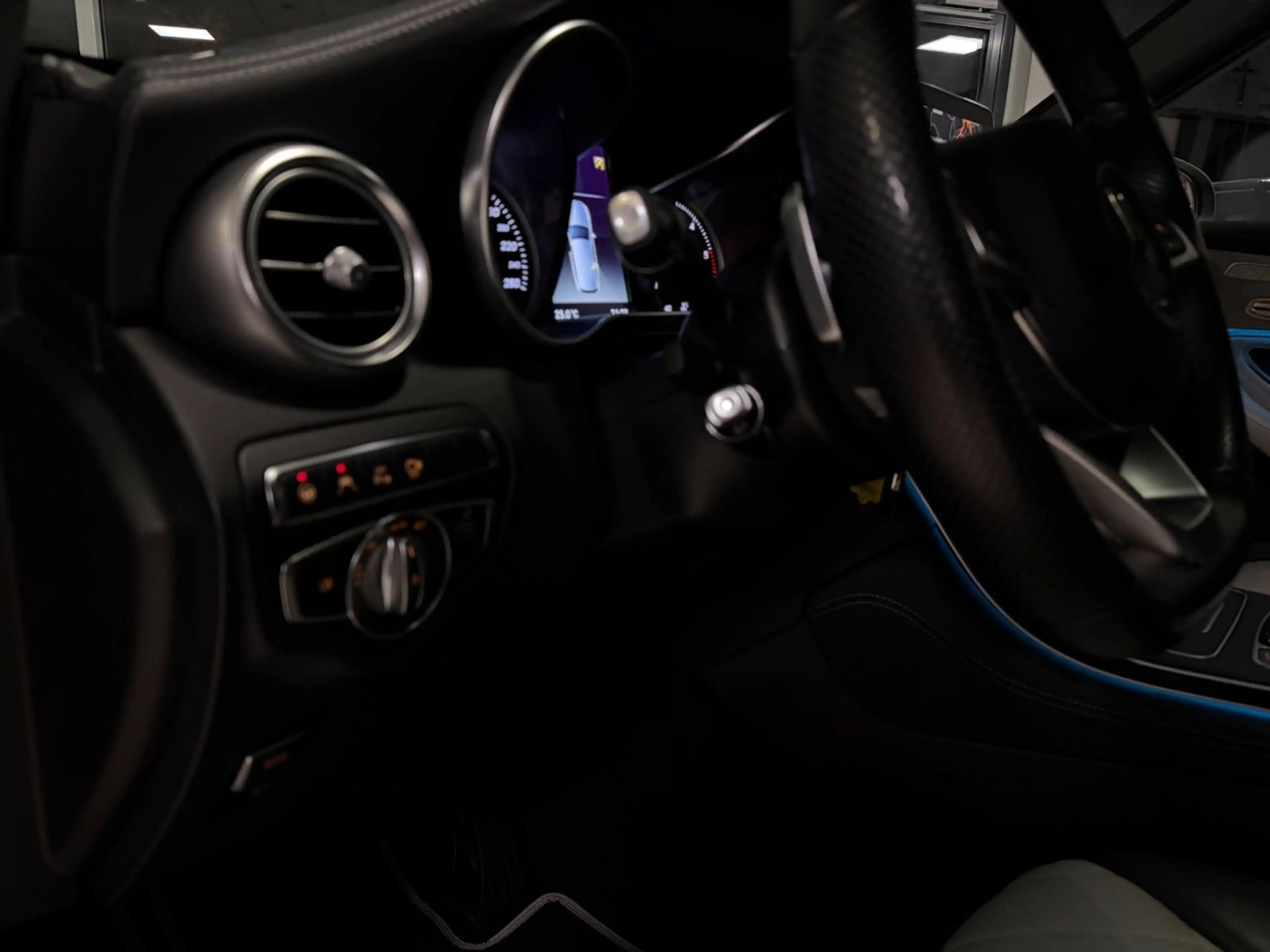 Mercedes-Benz GLC 350 AMG 4M PANO DESIGNO AIRMATIC BURMESTER — photo 23
