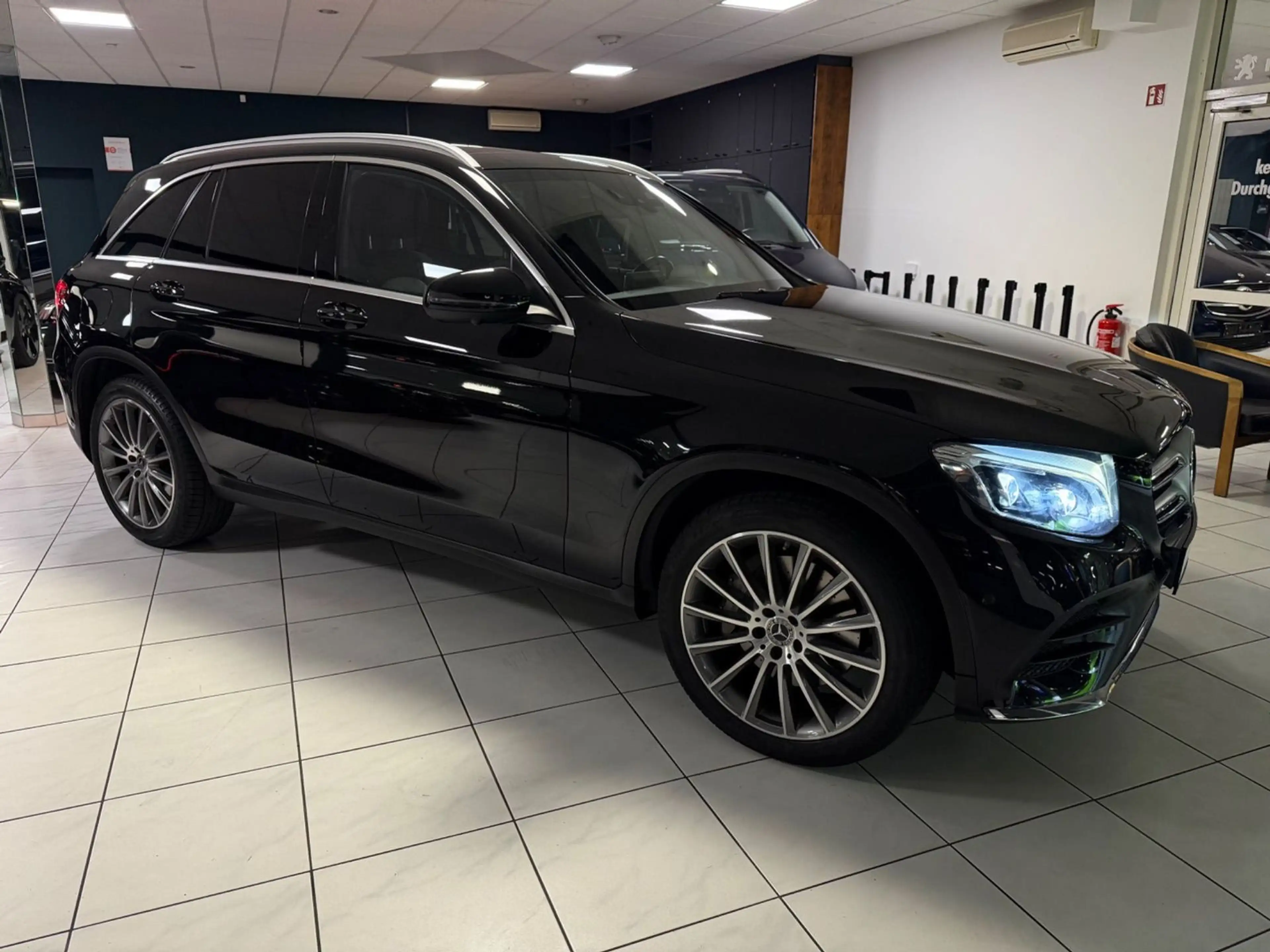 Mercedes-Benz GLC 350 AMG 4M PANO DESIGNO AIRMATIC BURMESTER — photo 3