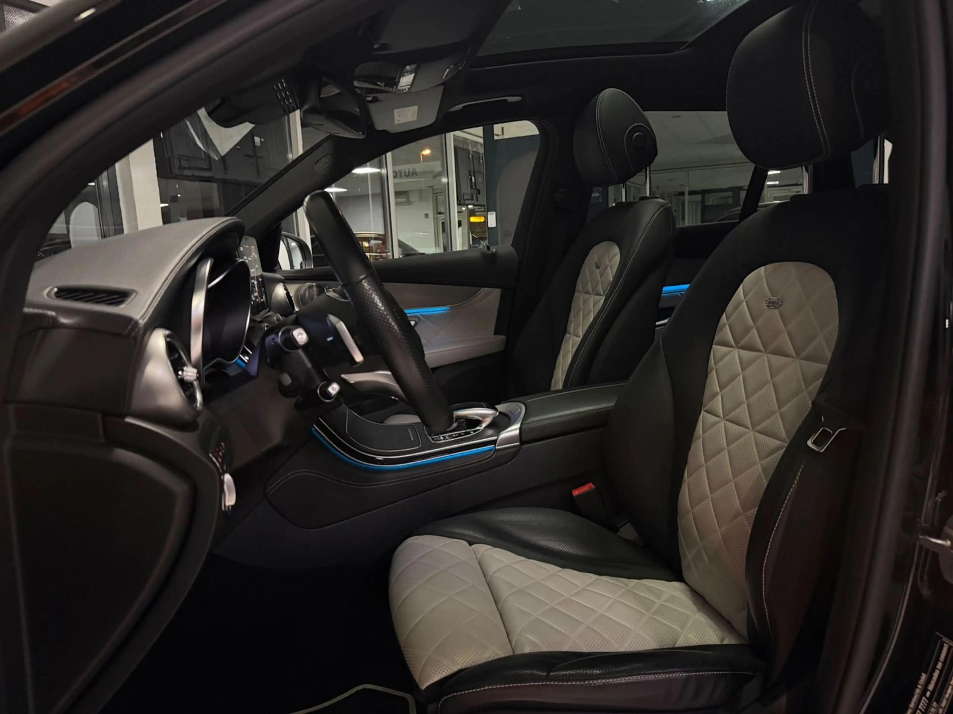 Mercedes-Benz GLC 350 AMG 4M PANO DESIGNO AIRMATIC BURMESTER — photo 25