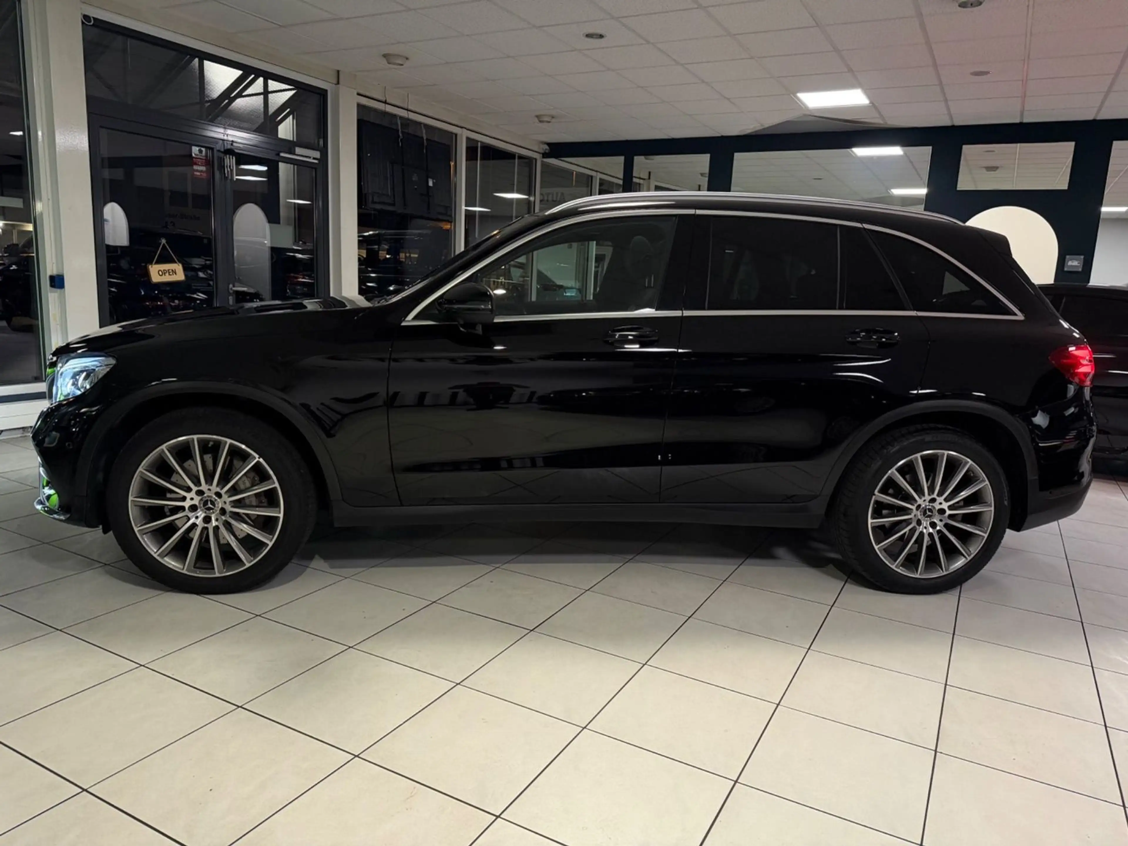 Mercedes-Benz GLC 350 AMG 4M PANO DESIGNO AIRMATIC BURMESTER — photo 9