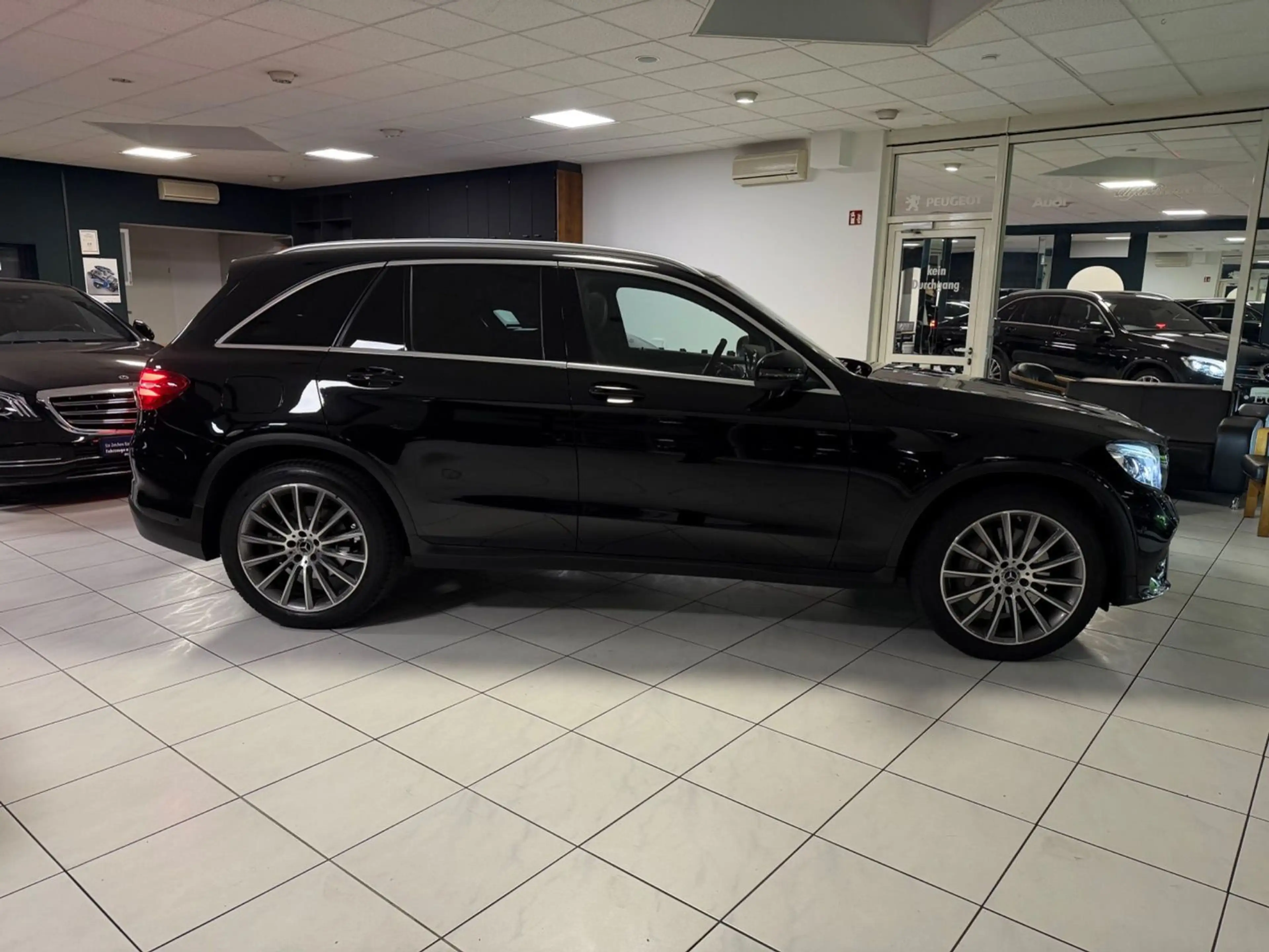 Mercedes-Benz GLC 350 AMG 4M PANO DESIGNO AIRMATIC BURMESTER — photo 4