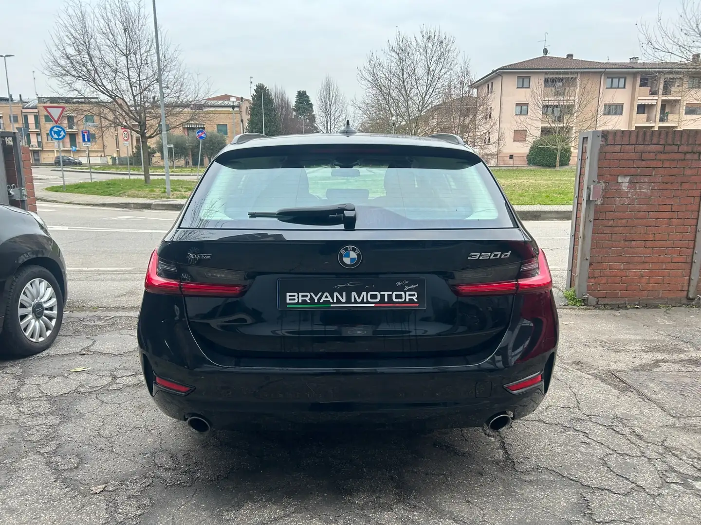 BMW 320 320d 48V xDrive Touring Business Advantage Zwart - 2