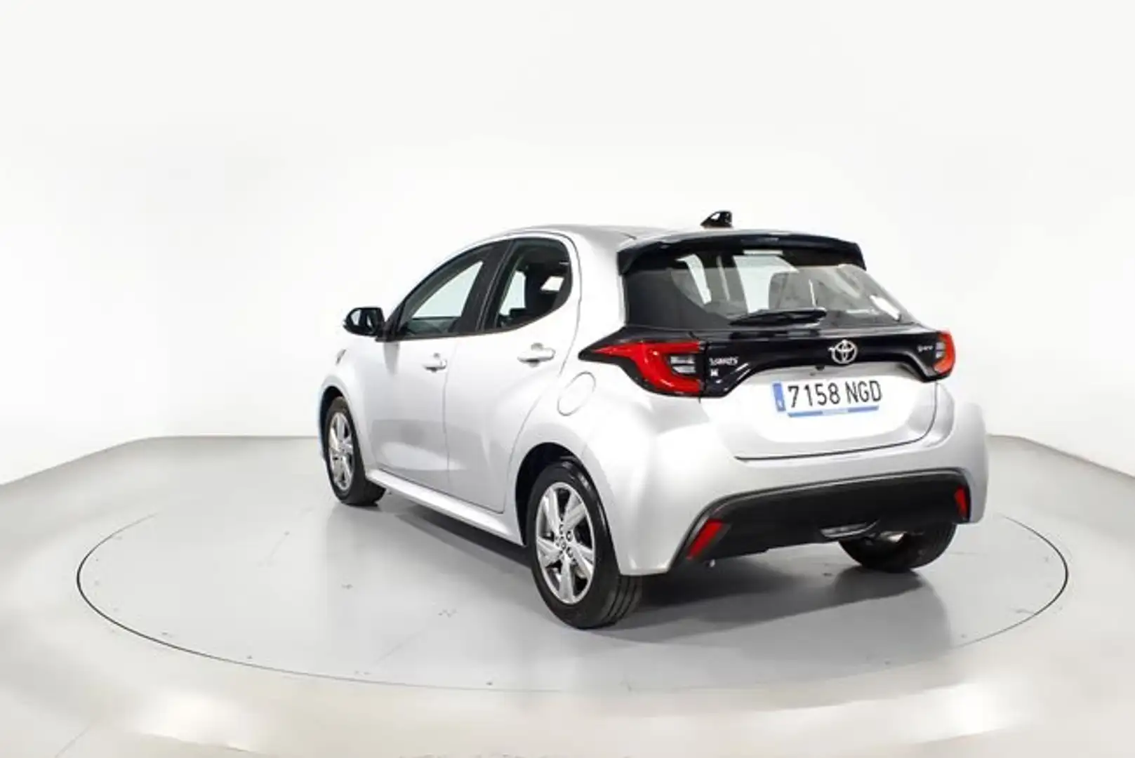 Toyota Yaris 1.5 VVT-I HEV ACTIVE PLUS 5P Gris - 2