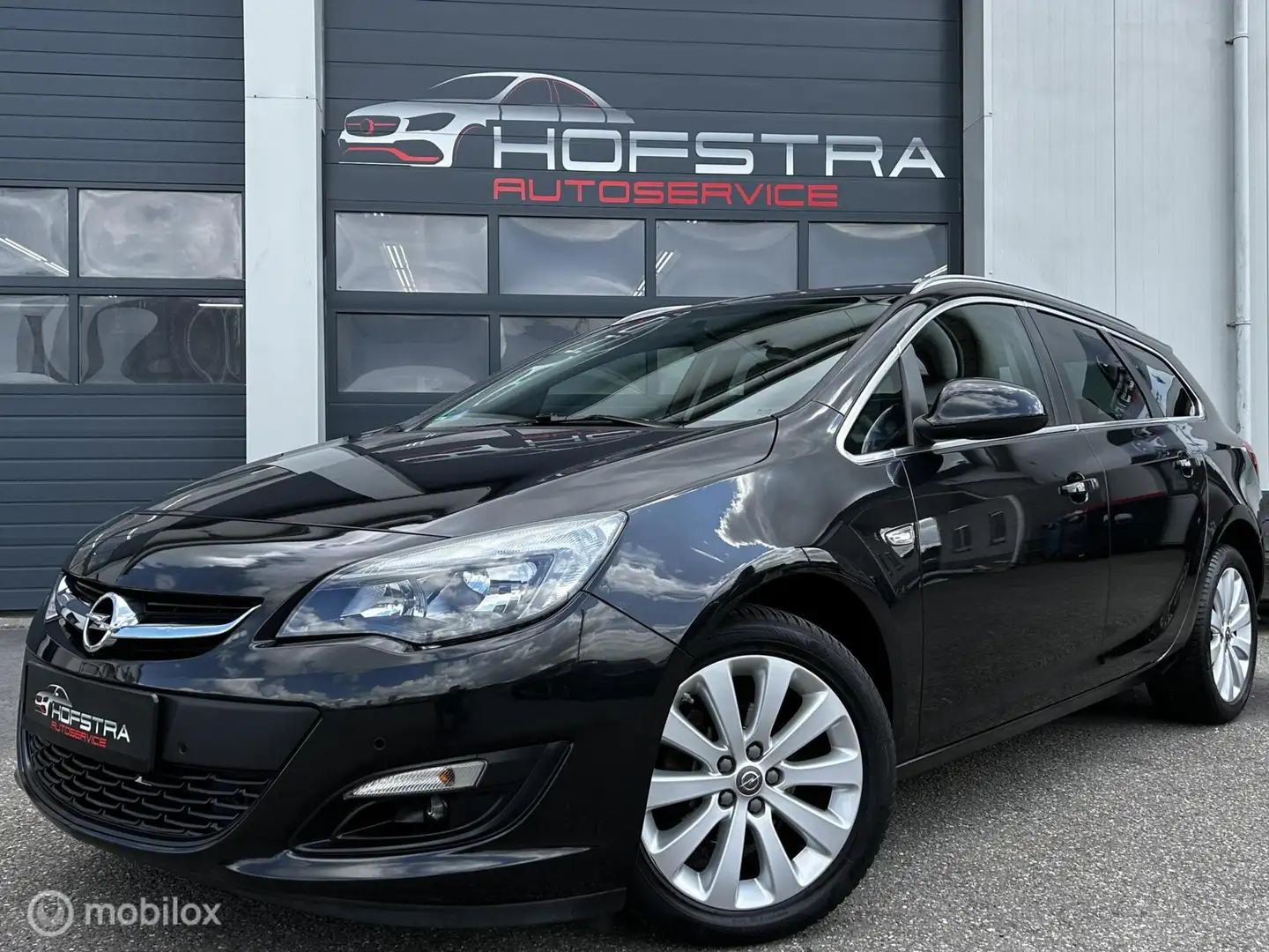 Opel Astra Sports Tourer 1.4 Turbo Edition Navi Cruise PDC Ne Zwart - 1