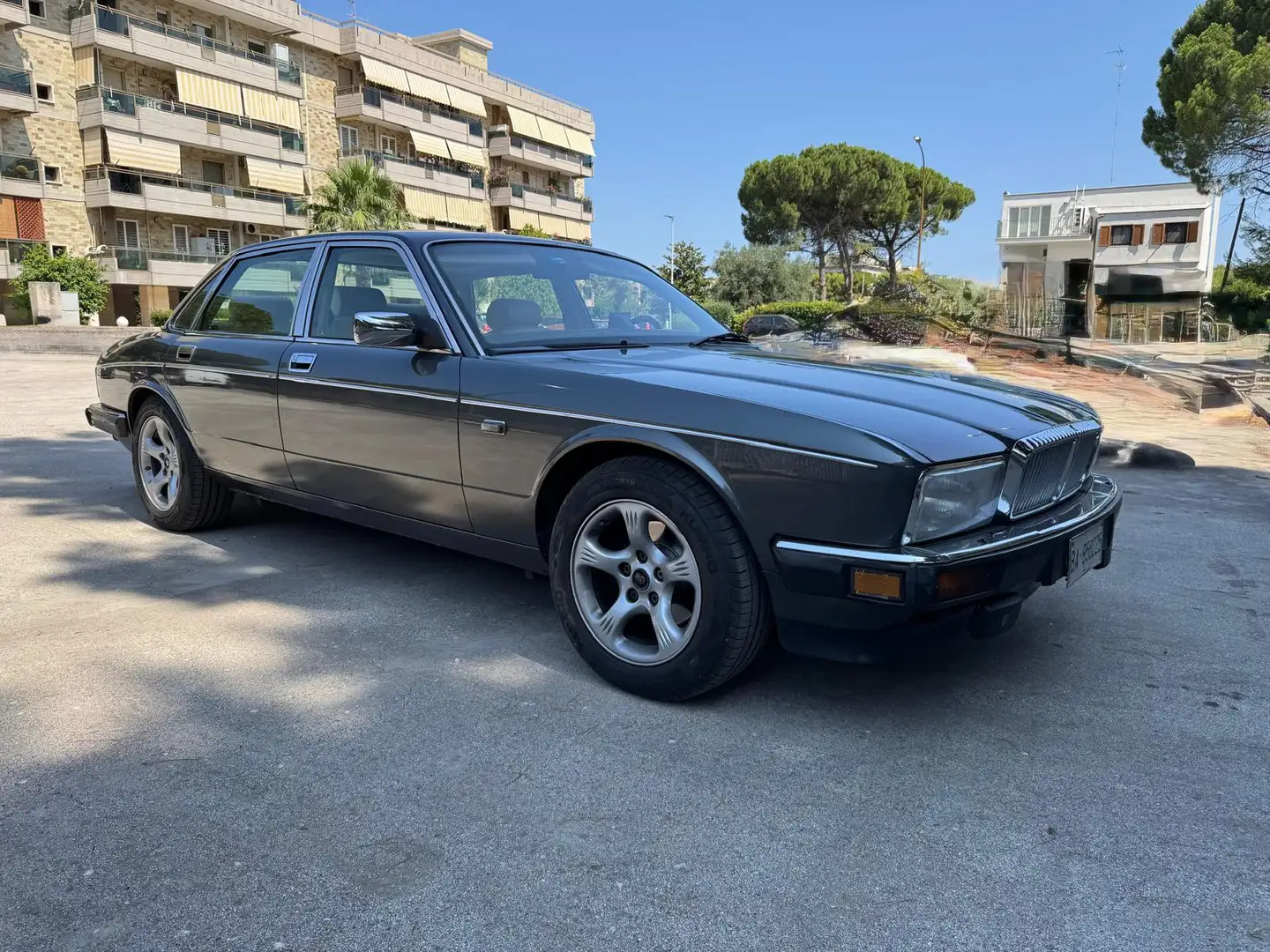 Jaguar Daimler XJ40 - 2