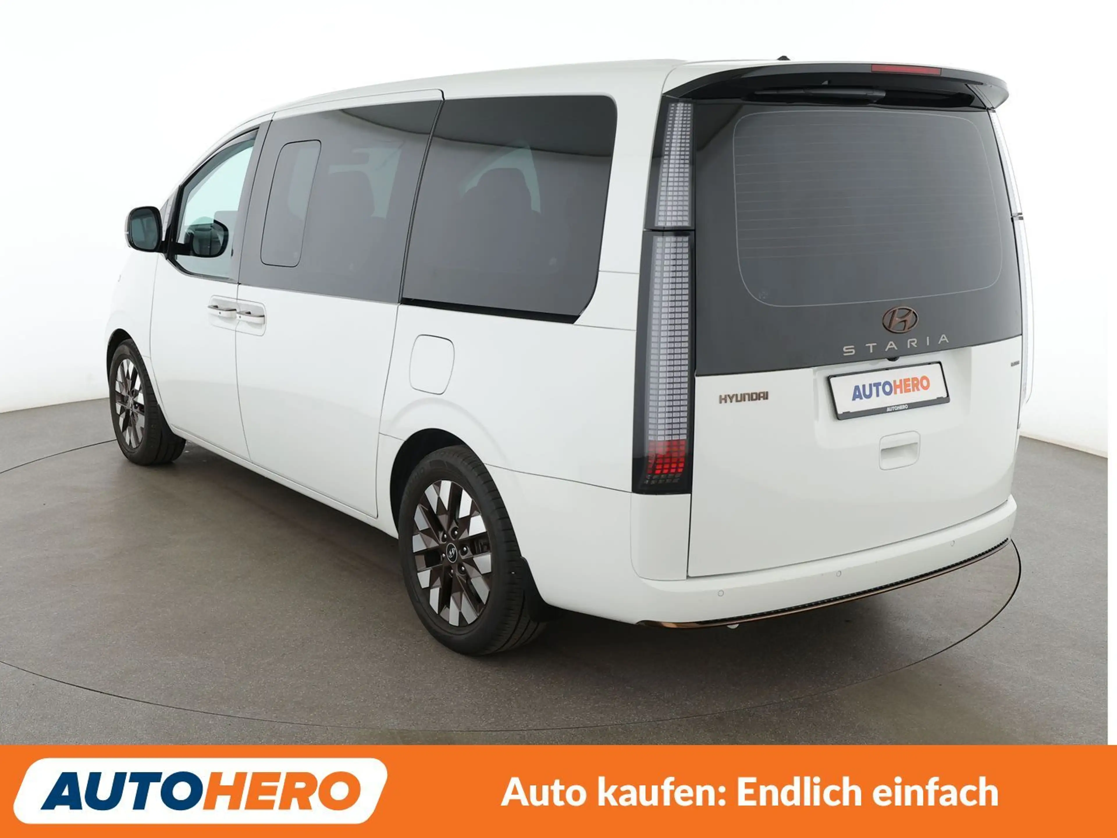 Hyundai STARIA 2.2 CRDi Signature 4WD Aut*NAVI*LED*ACC*CAM* — photo 4