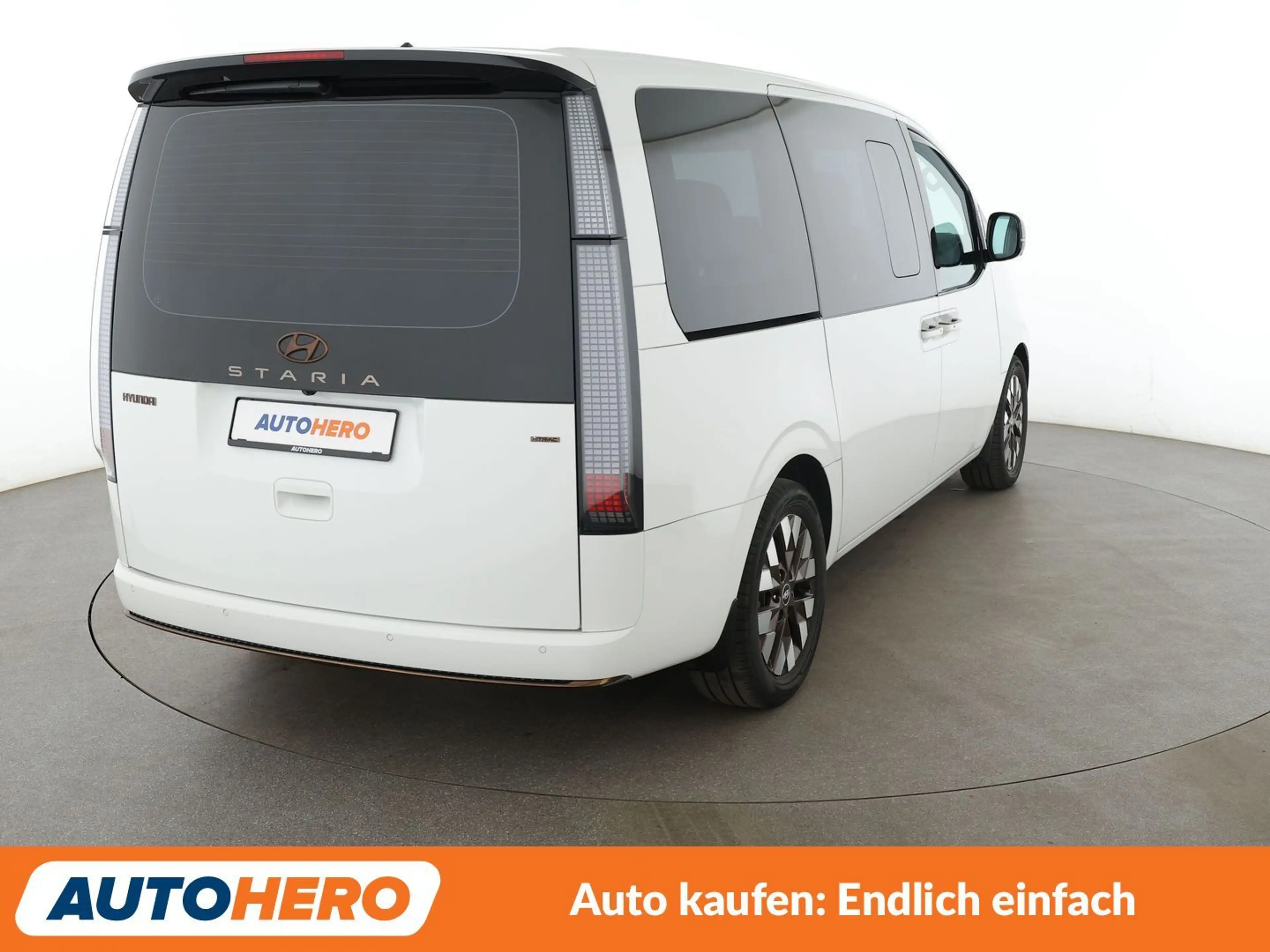 Hyundai STARIA 2.2 CRDi Signature 4WD Aut*NAVI*LED*ACC*CAM* — photo 6