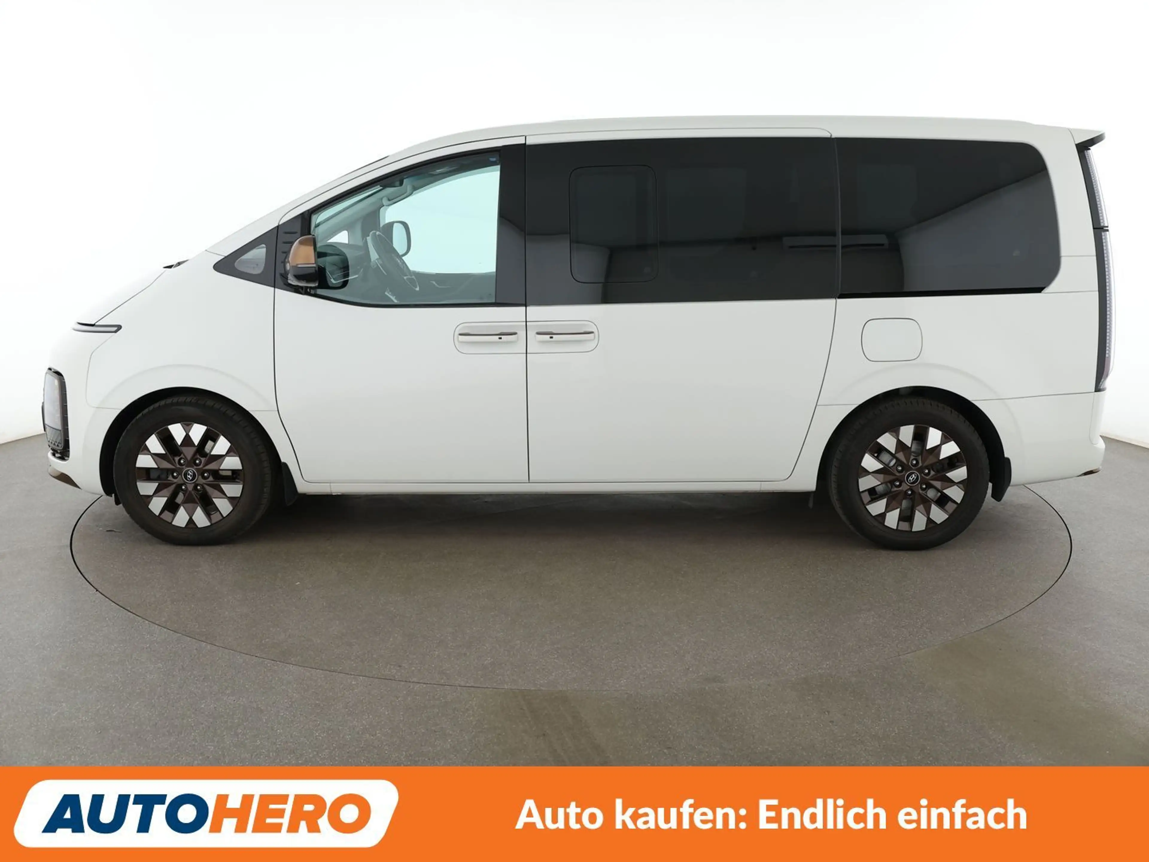 Hyundai STARIA 2.2 CRDi Signature 4WD Aut*NAVI*LED*ACC*CAM* — photo 3