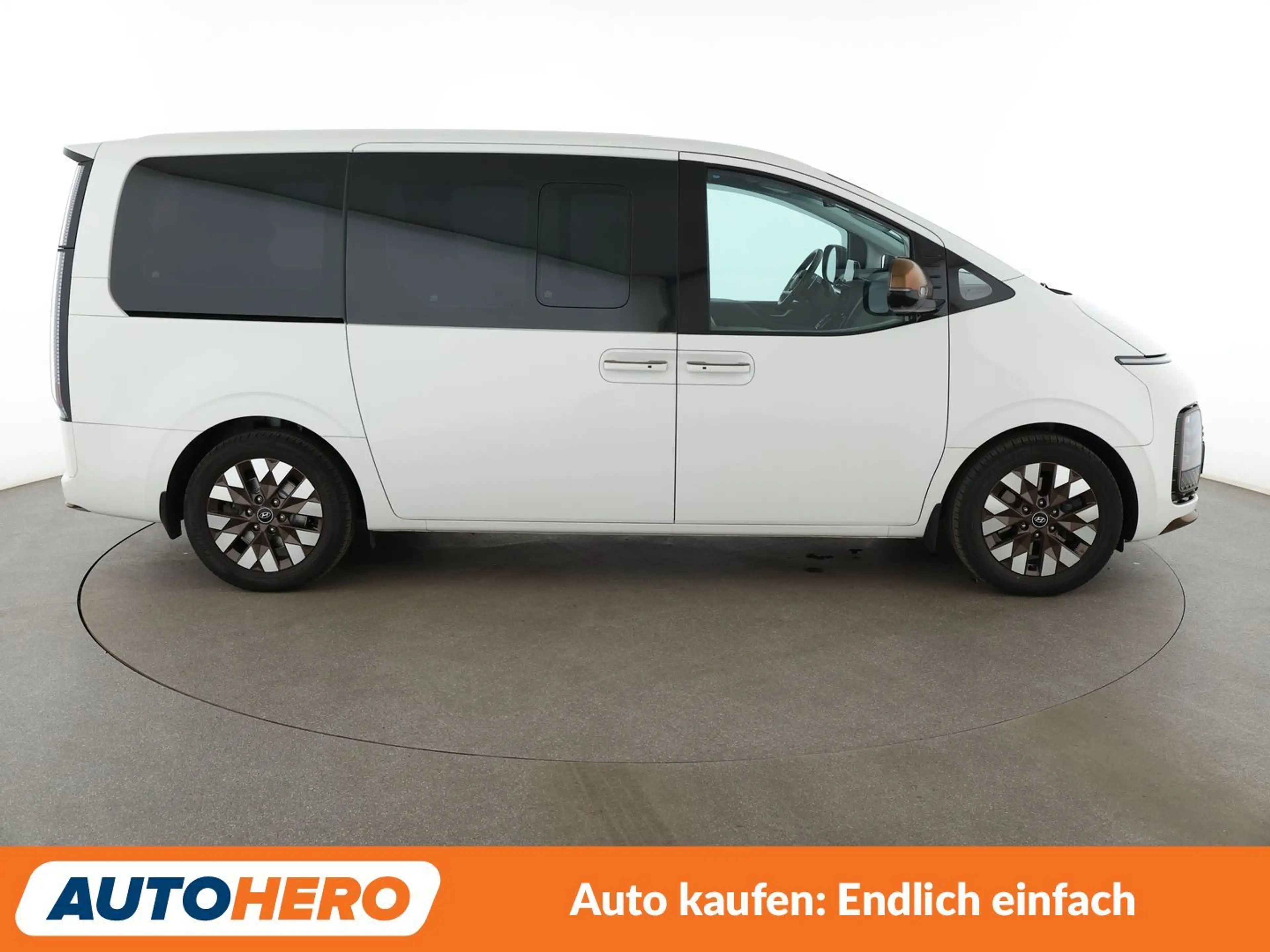 Hyundai STARIA 2.2 CRDi Signature 4WD Aut*NAVI*LED*ACC*CAM* — photo 7