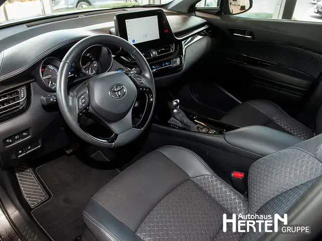 Toyota C-HR view 8