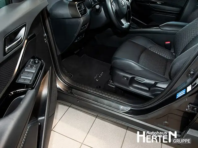 Toyota C-HR view 12