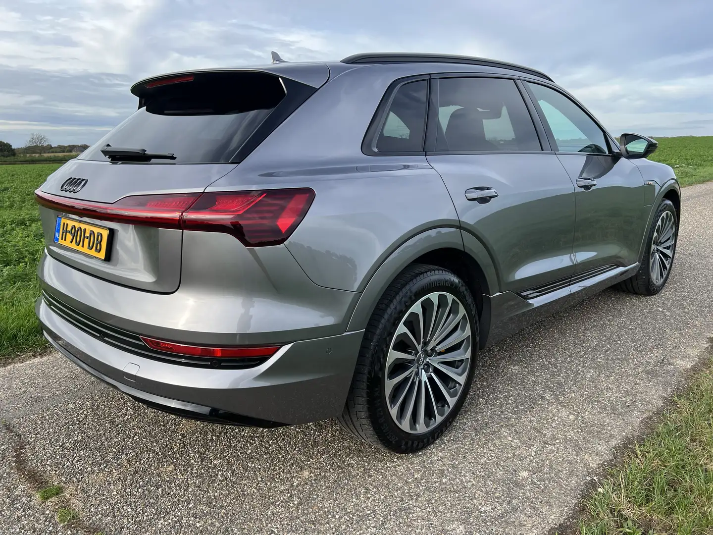 Audi e-tron 55 q. Adv.| S-line, 360, Matrix, RS stoelen Gris - 2