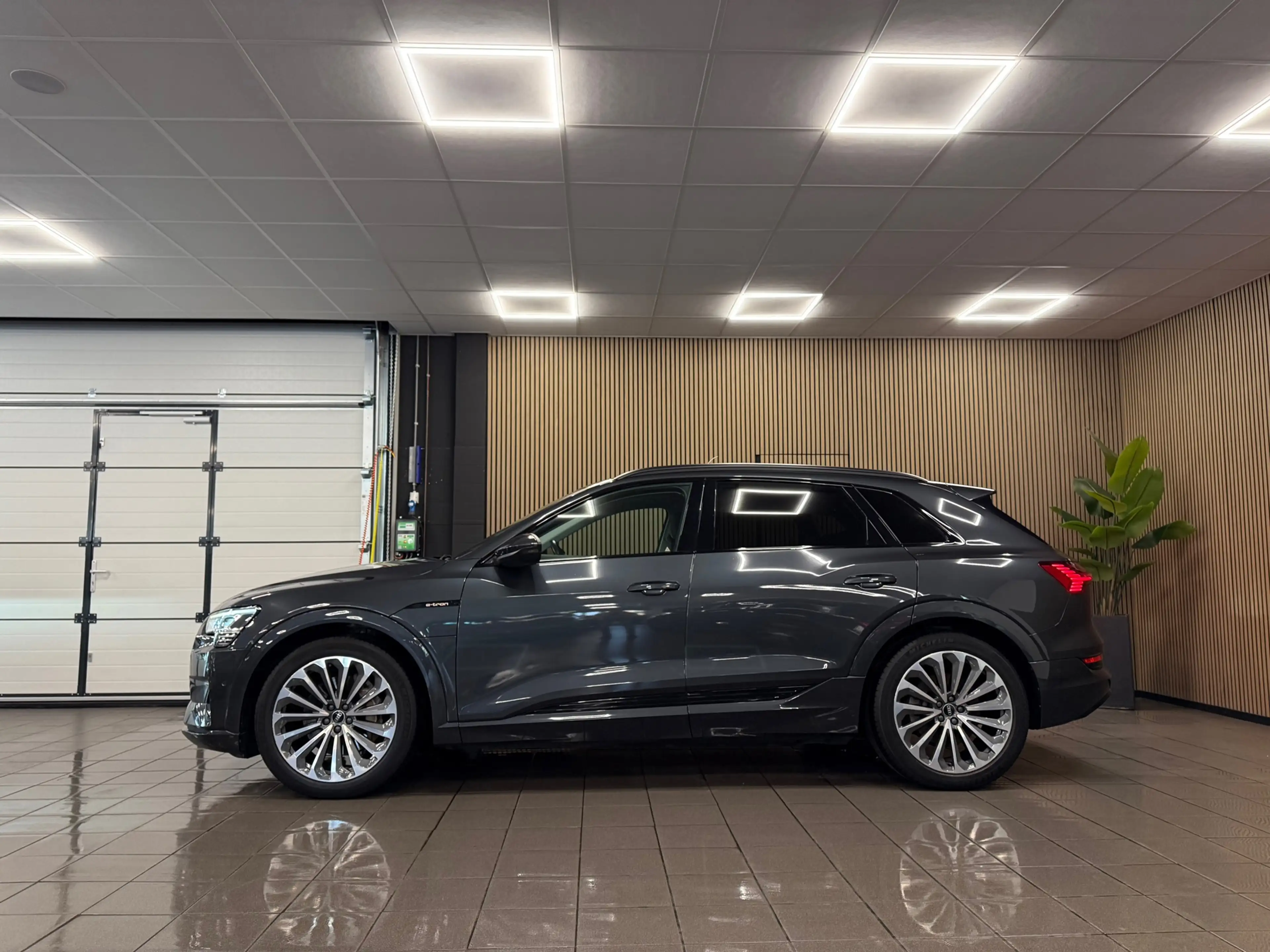 Audi e-tron 55 quattro Business edition Plus 95 kWh * 1e Eig / — photo 2