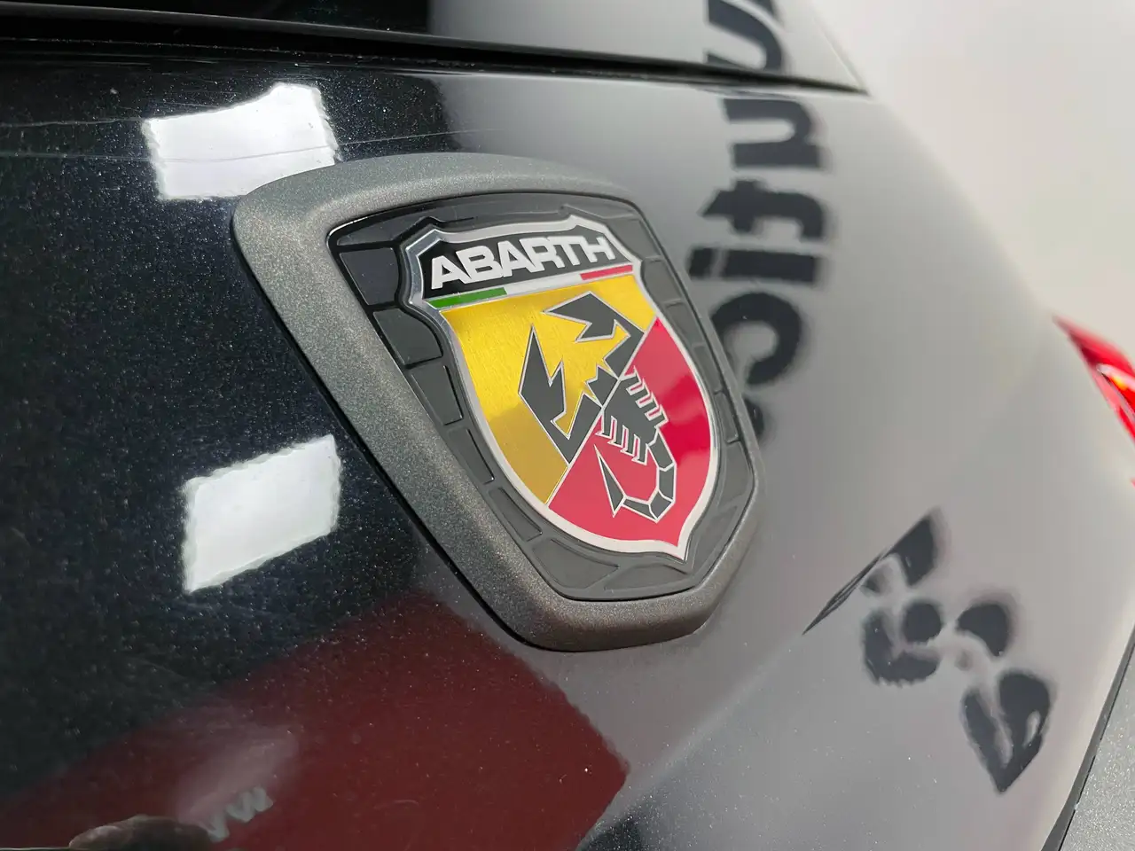 Abarth 695 2024 — фото 30